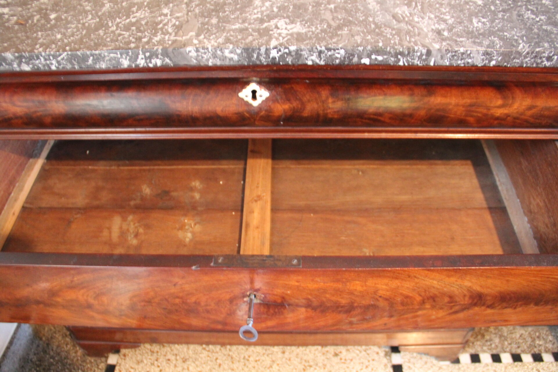 Louis Philippe chest of drawers, 19th century, in mahogany, Sainte-Anne marble