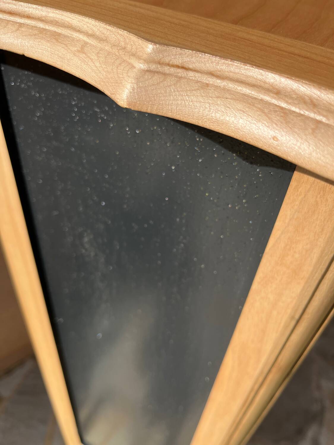 Chiffonnier 5 tiroir noir doré et bois brut