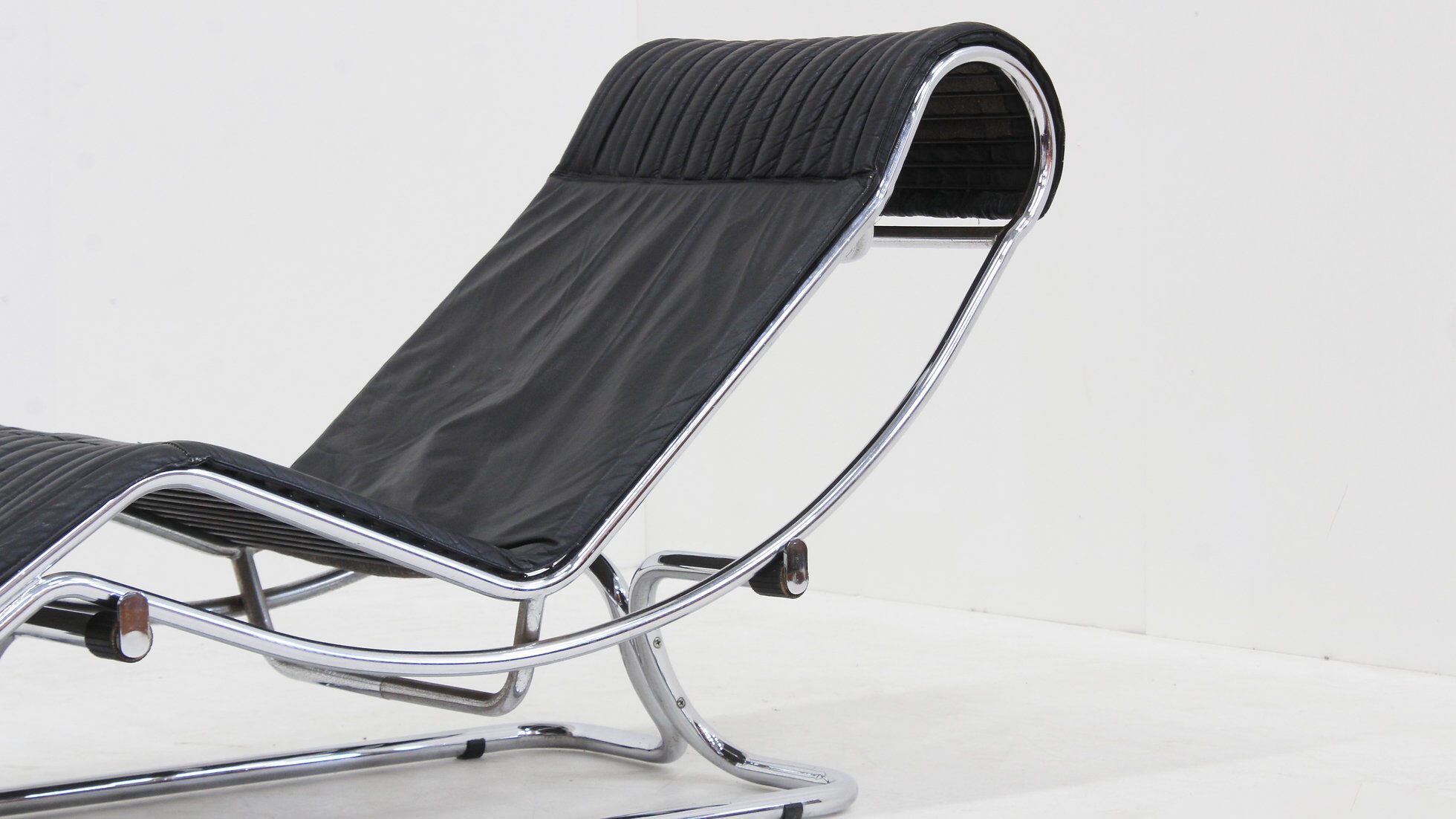 Vintage Italian chaise lounge chair chrome and leather by Guido Faleschini 1970s