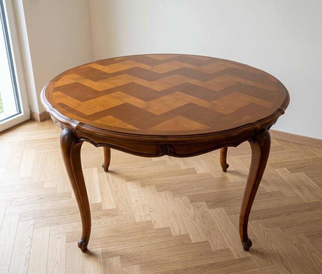 Round extendable dining table in Regency style made of cherry wood.