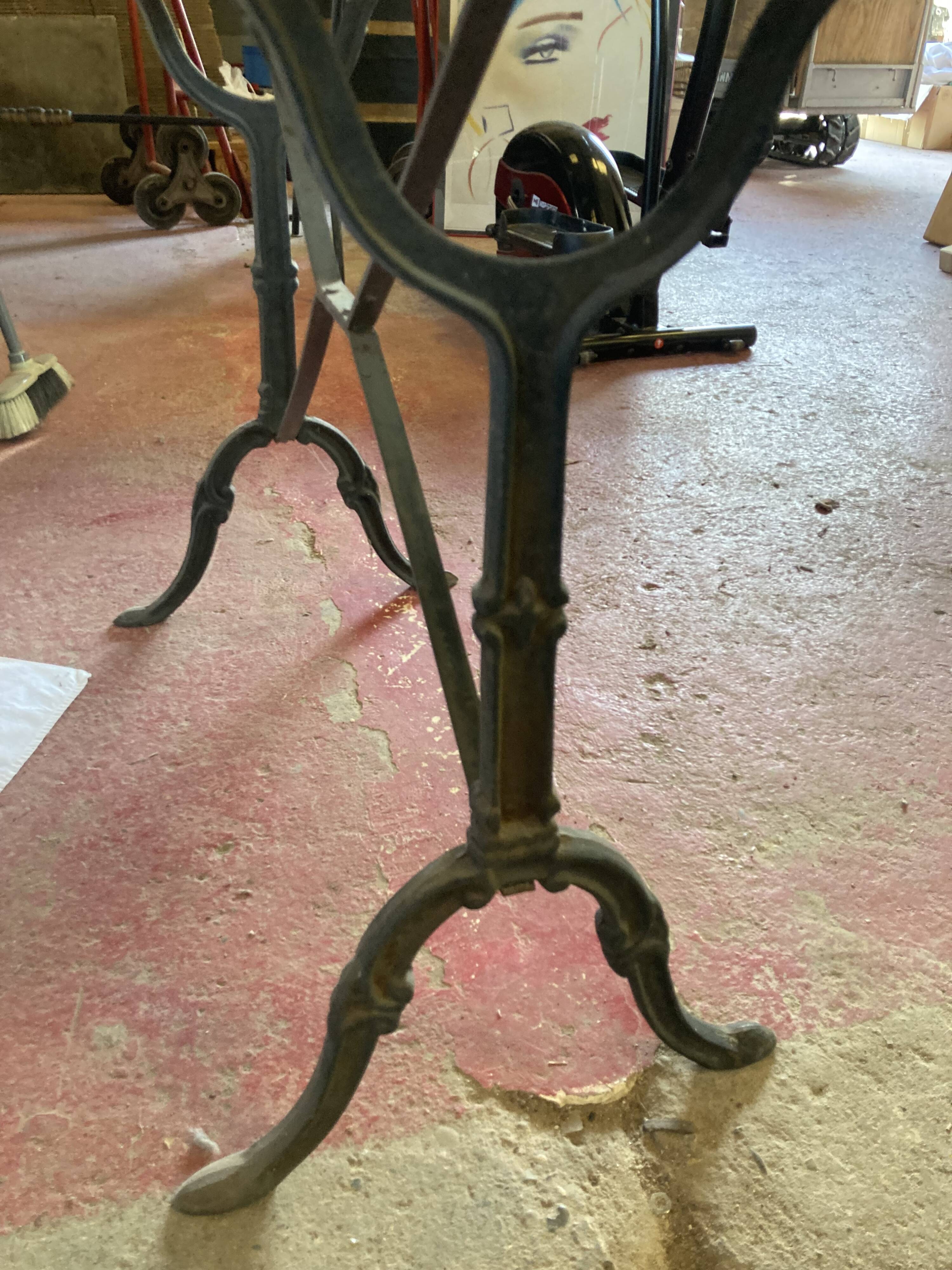 Table de bistrot provencal base cast iron marble top early twentieth century
