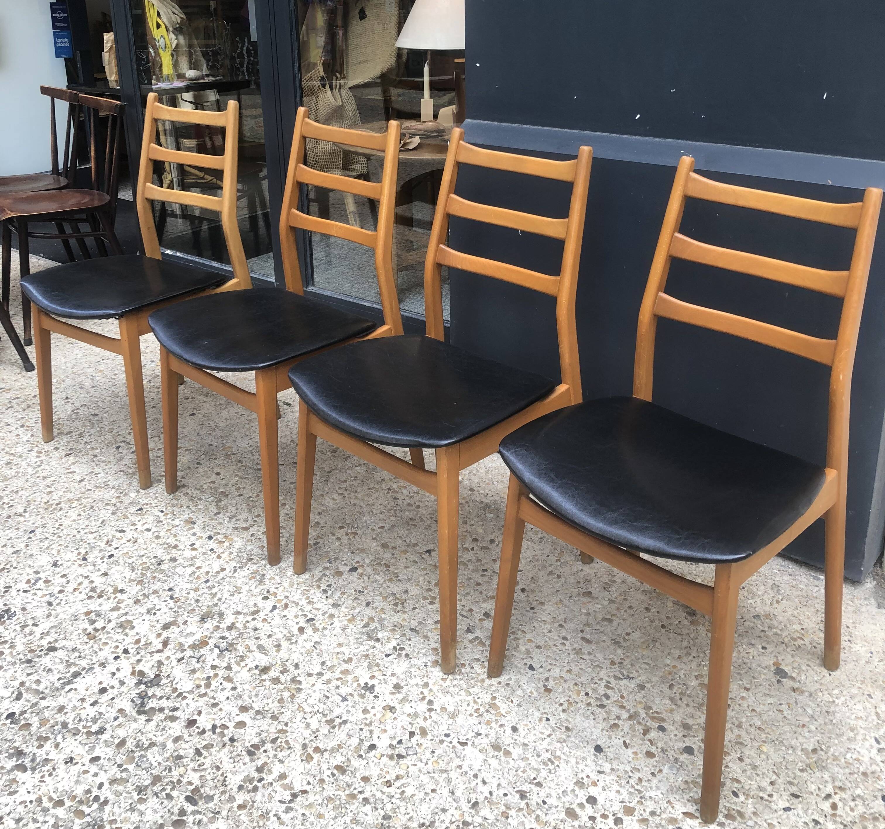4 chaises années 60/70 bois et skaï noir