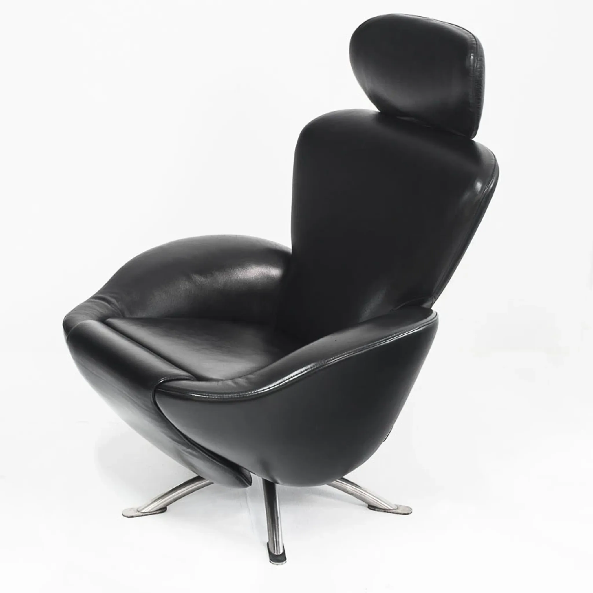 "Dodo" armchair in black leather. Design by Toshiyuki Kita. Cassina. Italy.