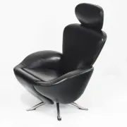 "Dodo" armchair in black leather. Design by Toshiyuki Kita. Cassina. Italy.