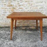 Oak table has two vintage extensions