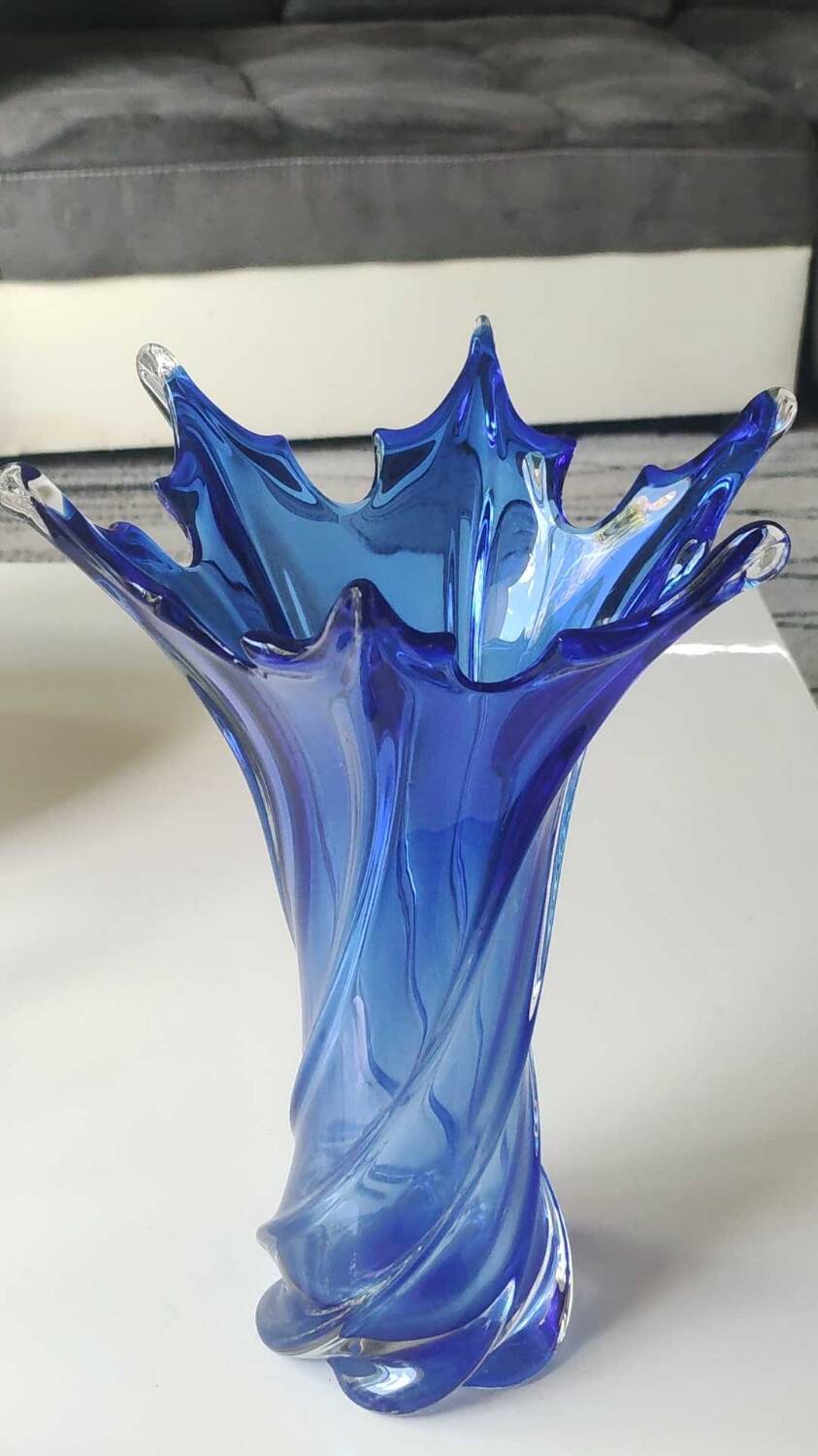 Large murano vase in blown art glass, cobalt blue. star shape. dim 30 x 22 cm