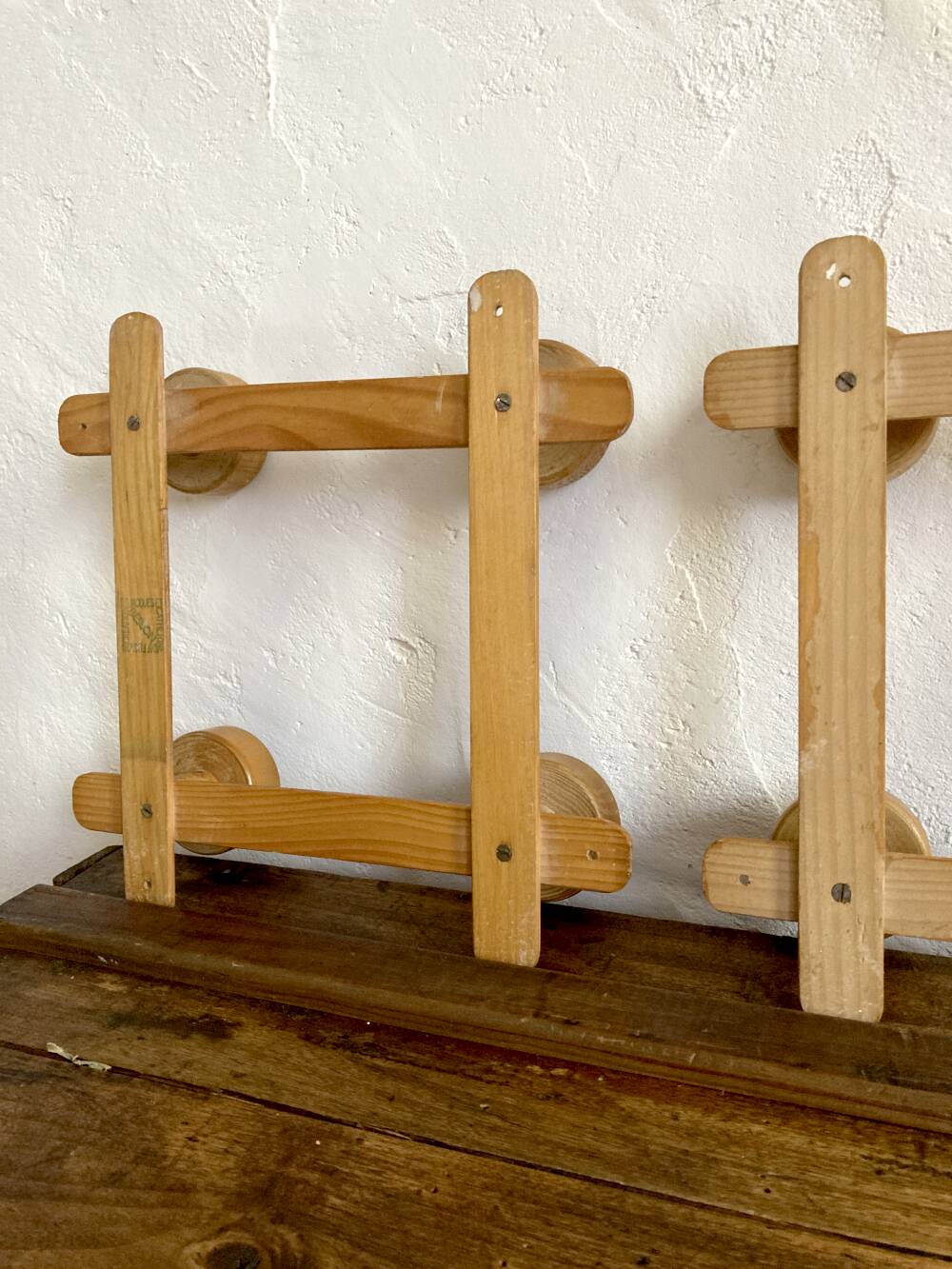 Paire de porte-manteaux accordéon en bois