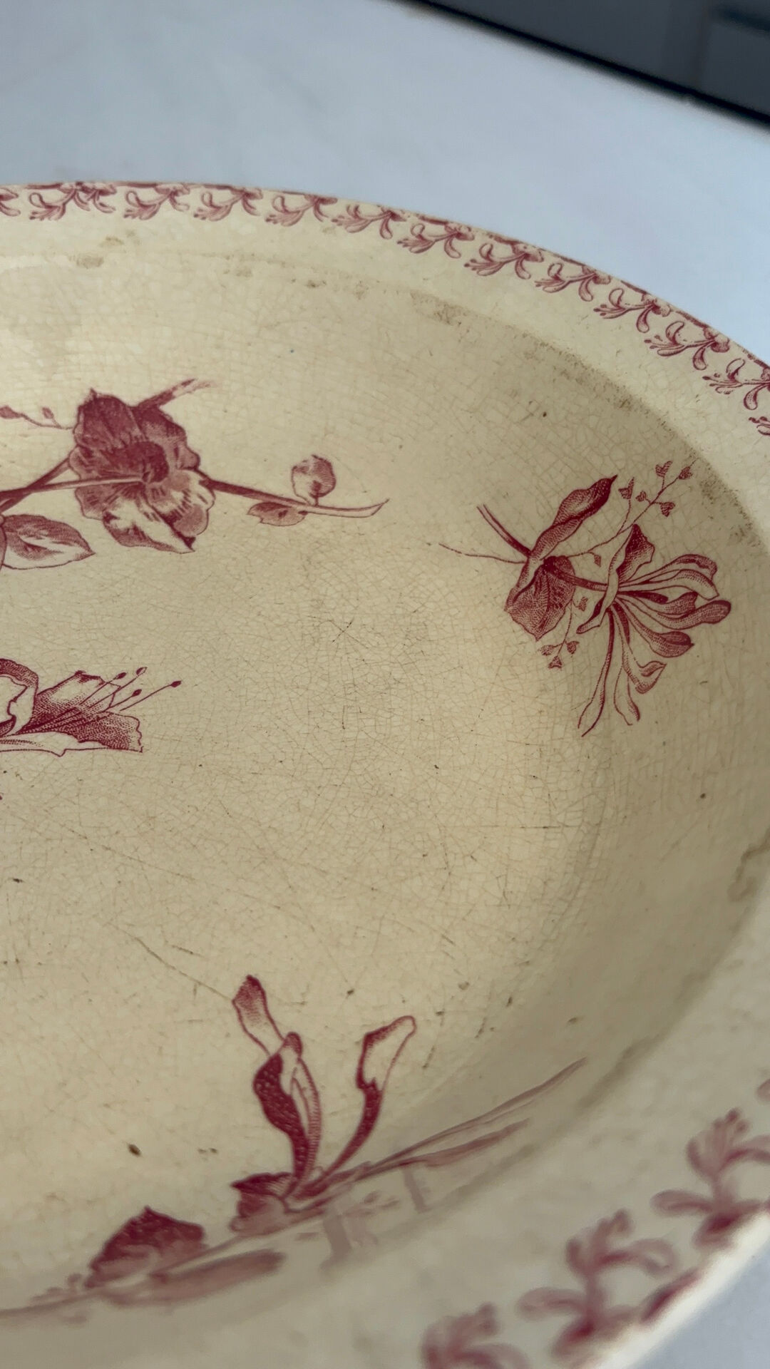 Shallow dish / salad bowl red ironstone Gien honeysuckle model faïence