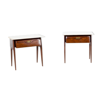 Ensemble de 2 tables de chevet italiennes en palissandre du milieu du siècle, en marbre de Carrare et en laiton. Millésime /