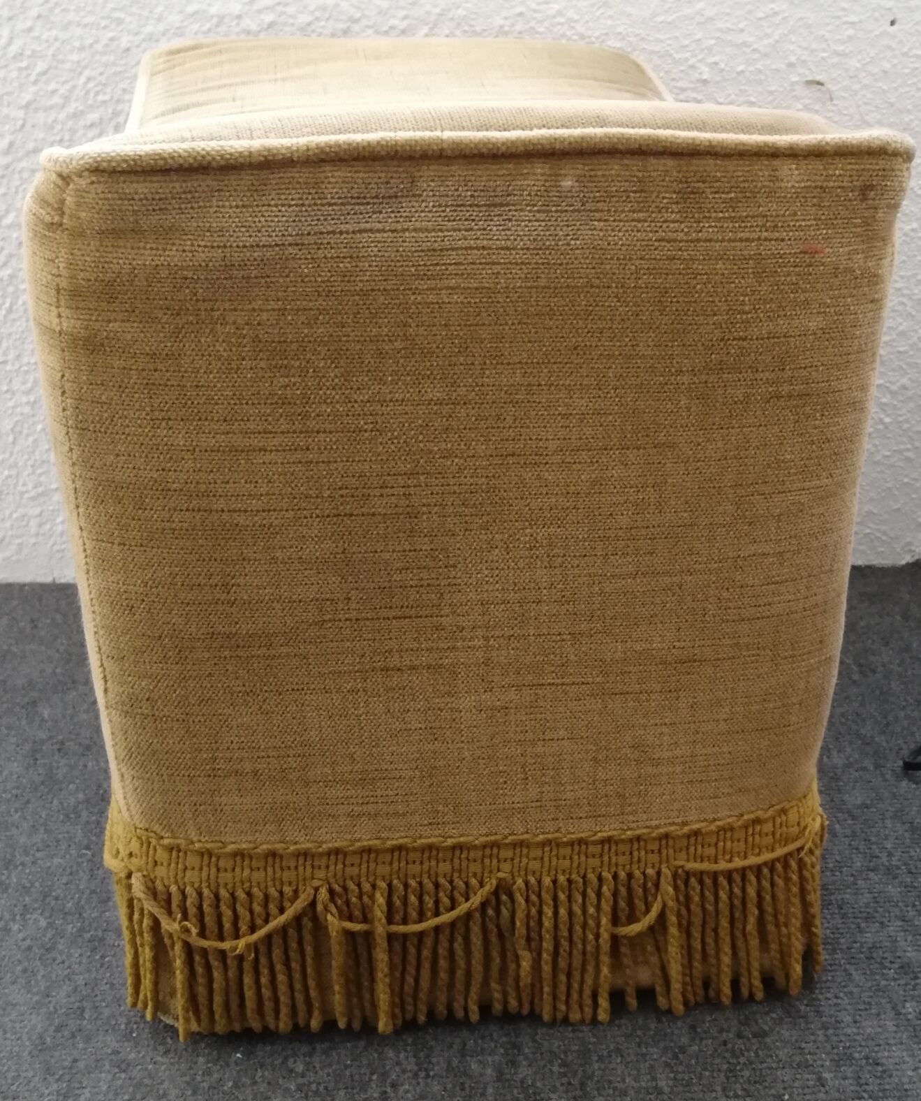 Pouf à franges en velours jaune 1960
