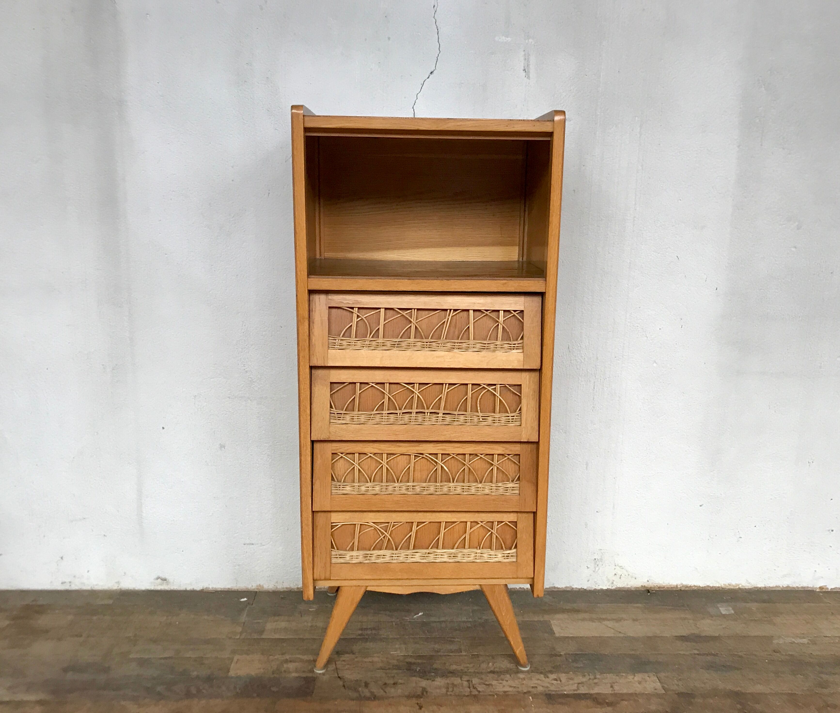 1950-foot compact dresser