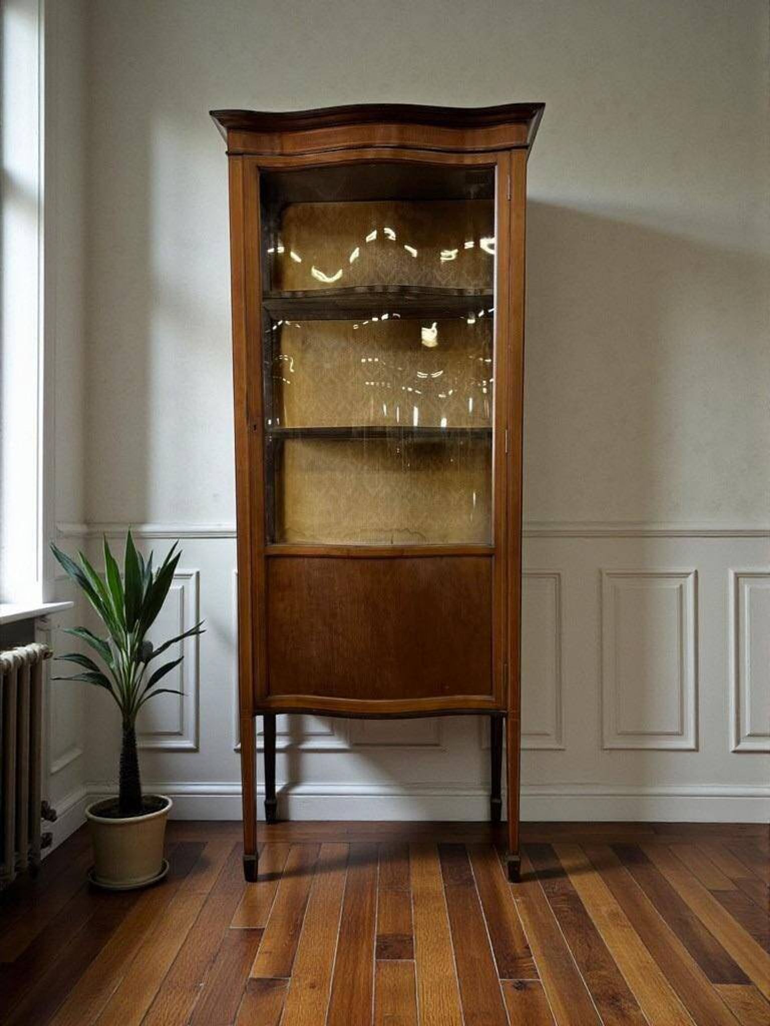 vitrine vintage en bois avec verre courbé