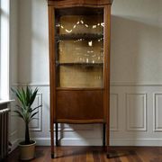 vitrine vintage en bois avec verre courbé