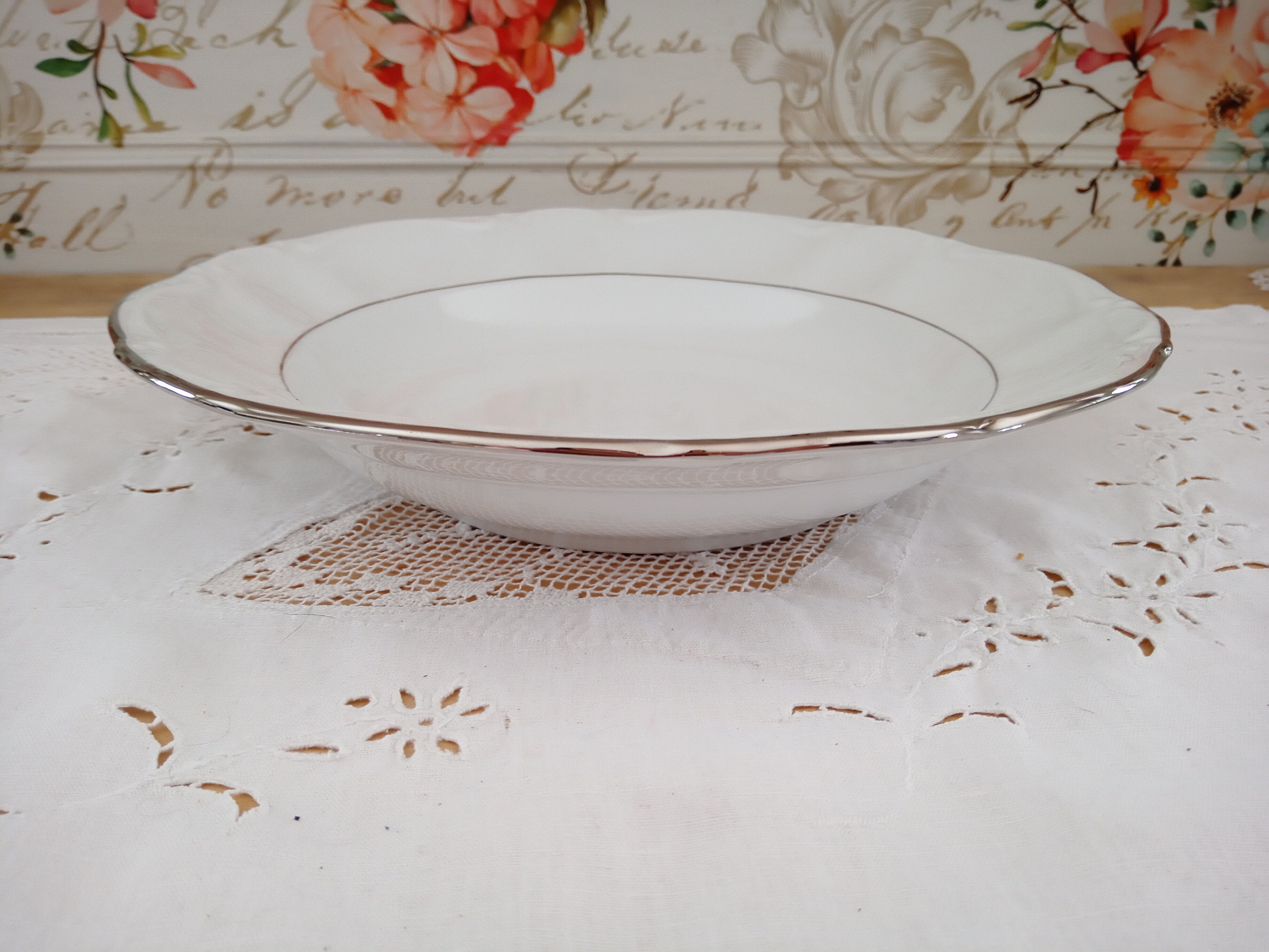 Plat rond creux grand modèle en porcelaine Kronester Bavaria blanche et liseré argenté