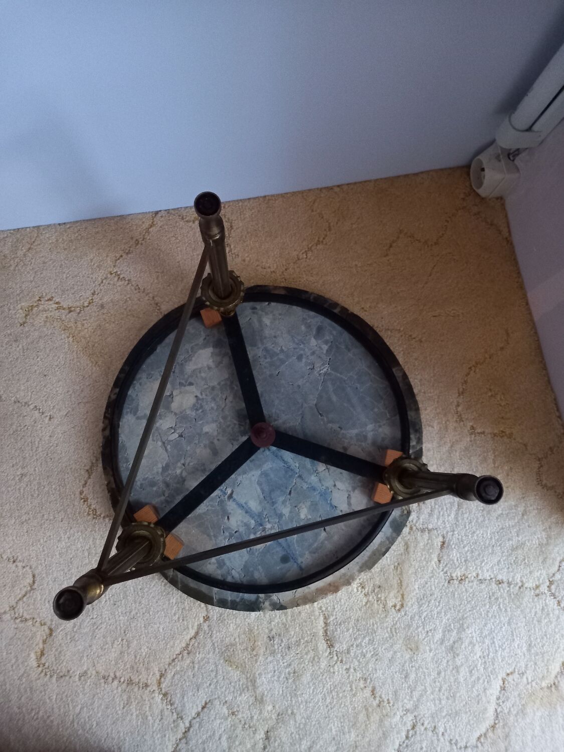Small coffee table in marble and brass