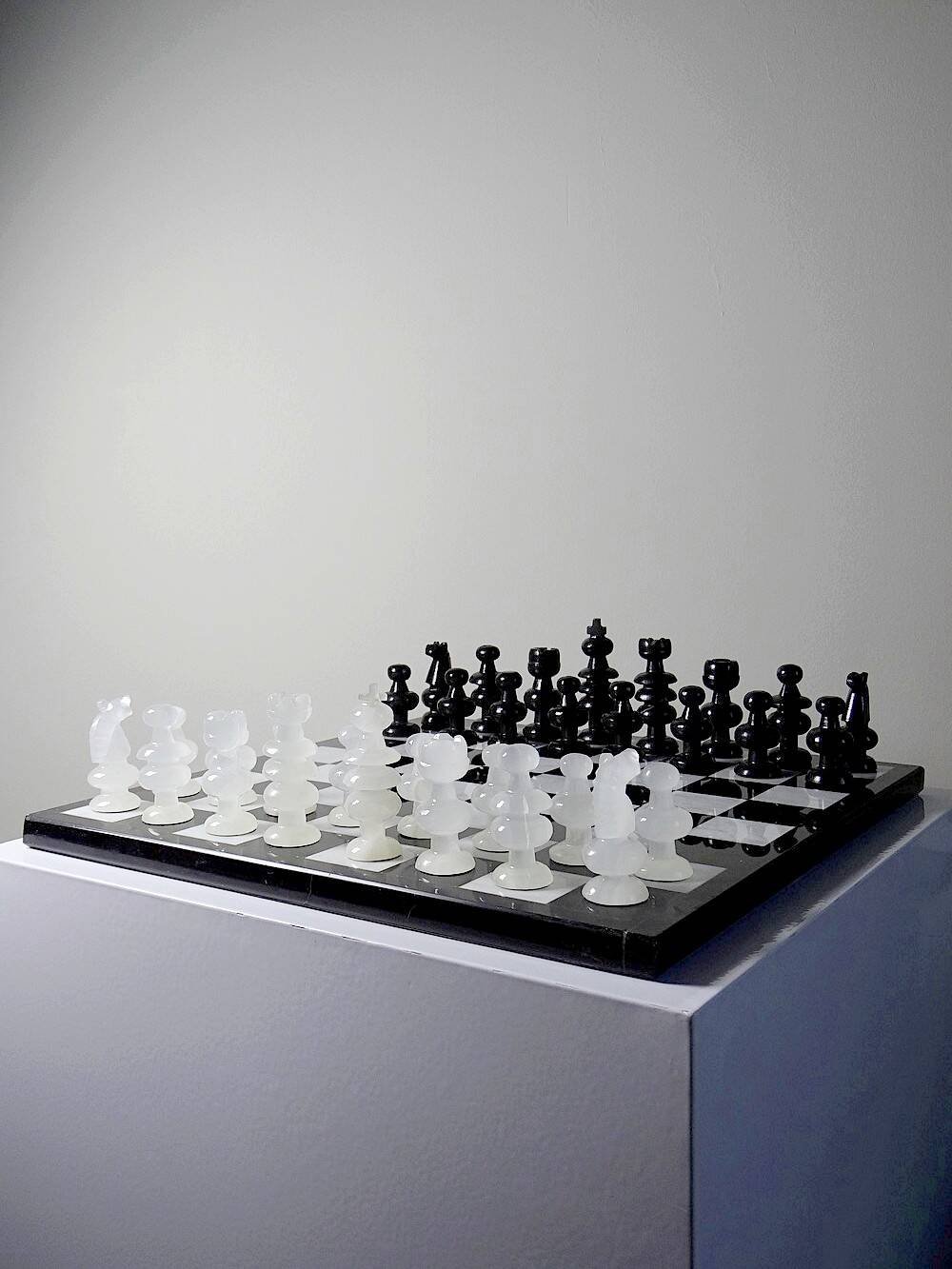 Large vintage chess set from the 70s, white and black marble, Italian craftsmanship