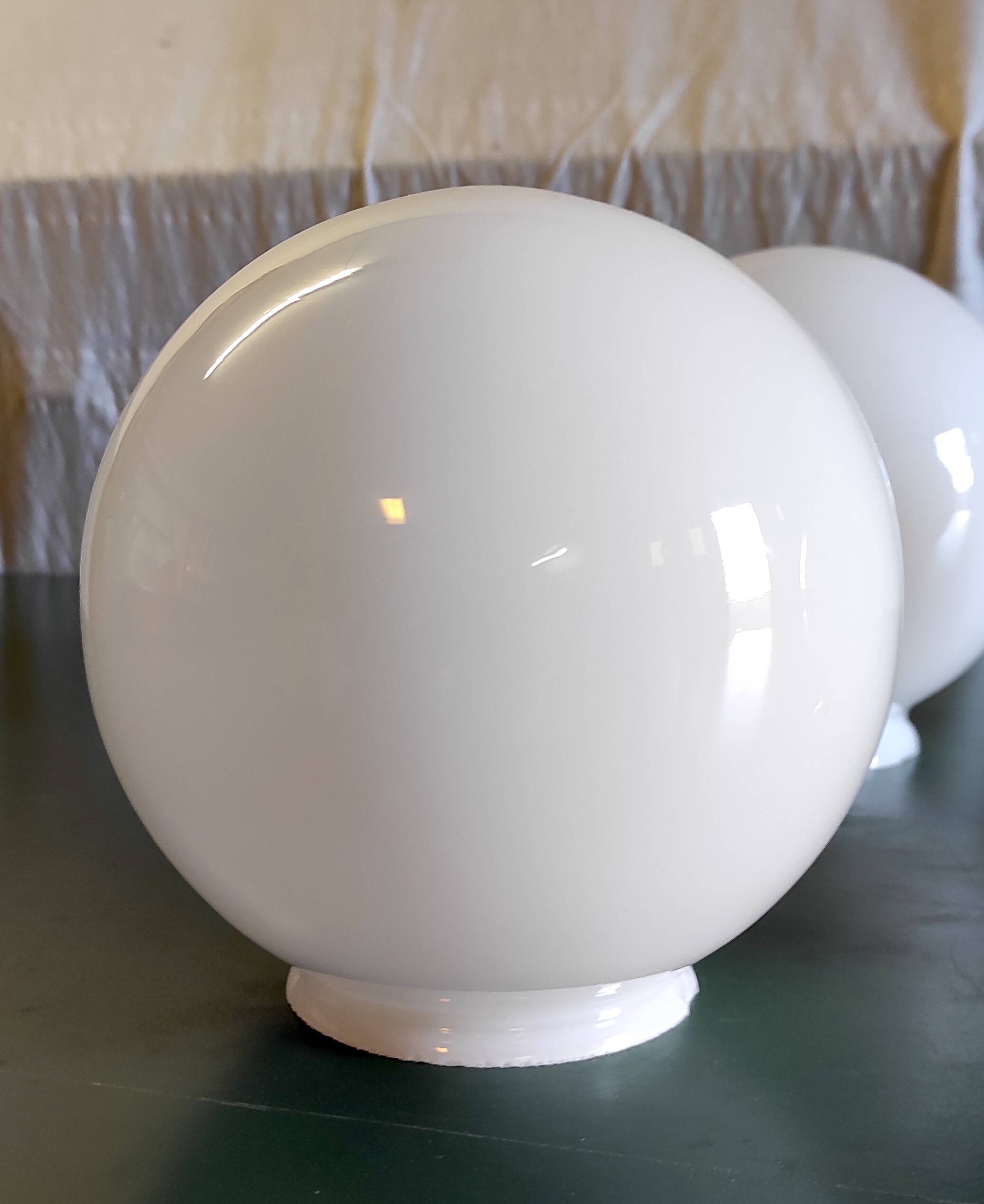 Abat-jour globe opaline diam. 15 cm - mid. XXème