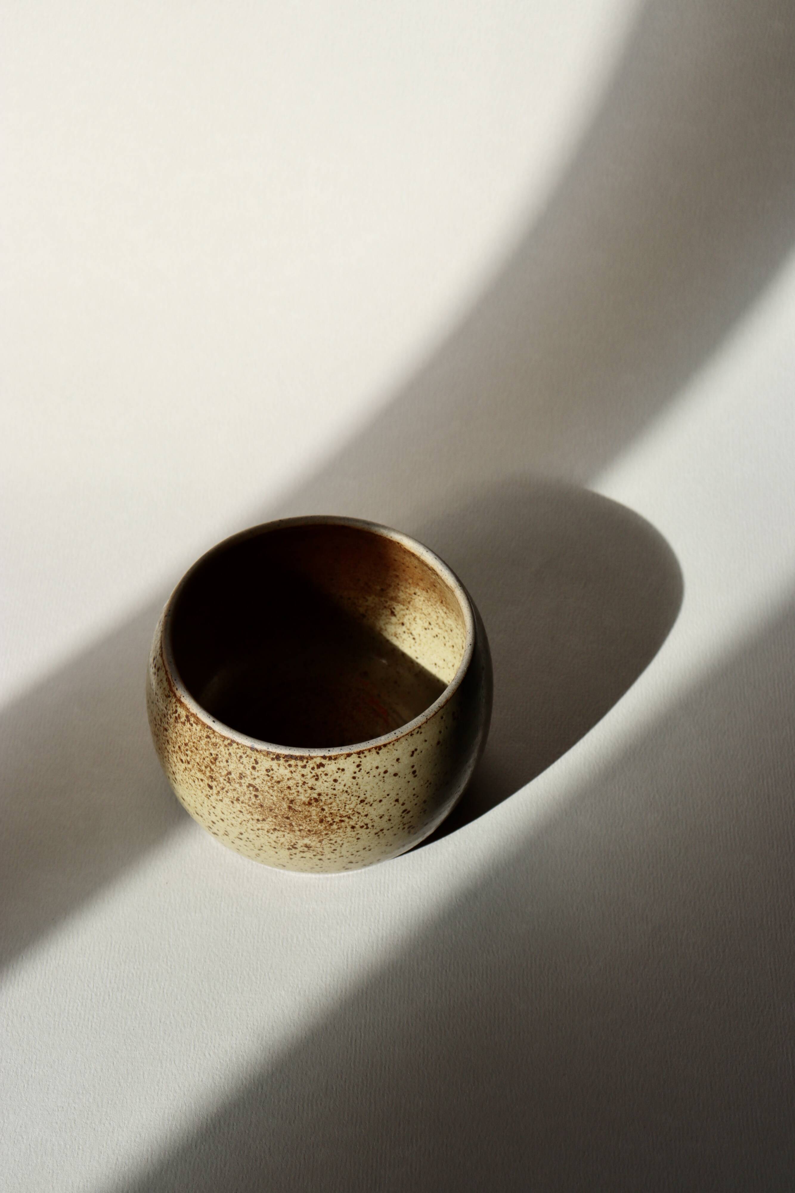 Pot en grès moucheté