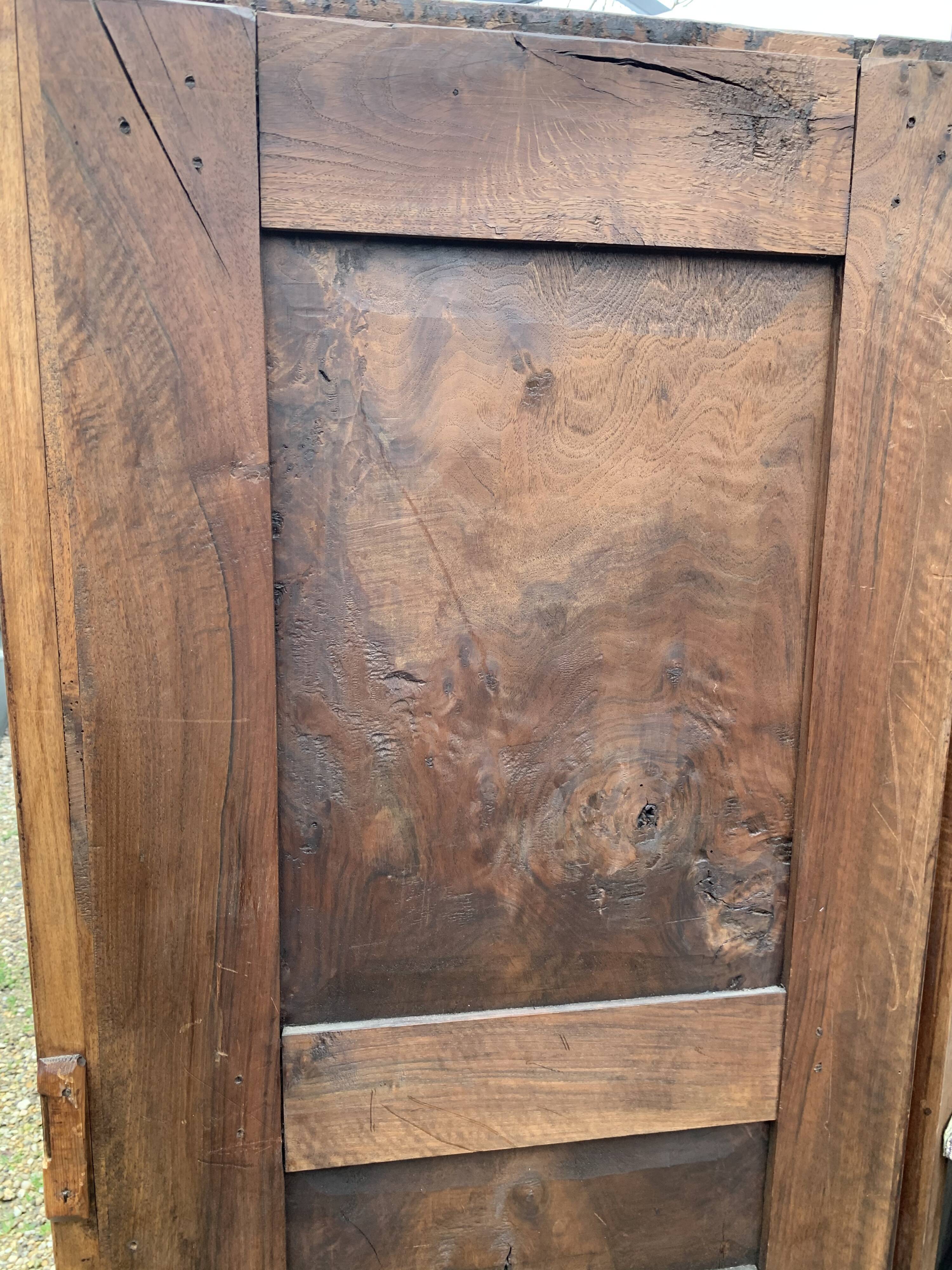 Armoire lingère de village en campagne