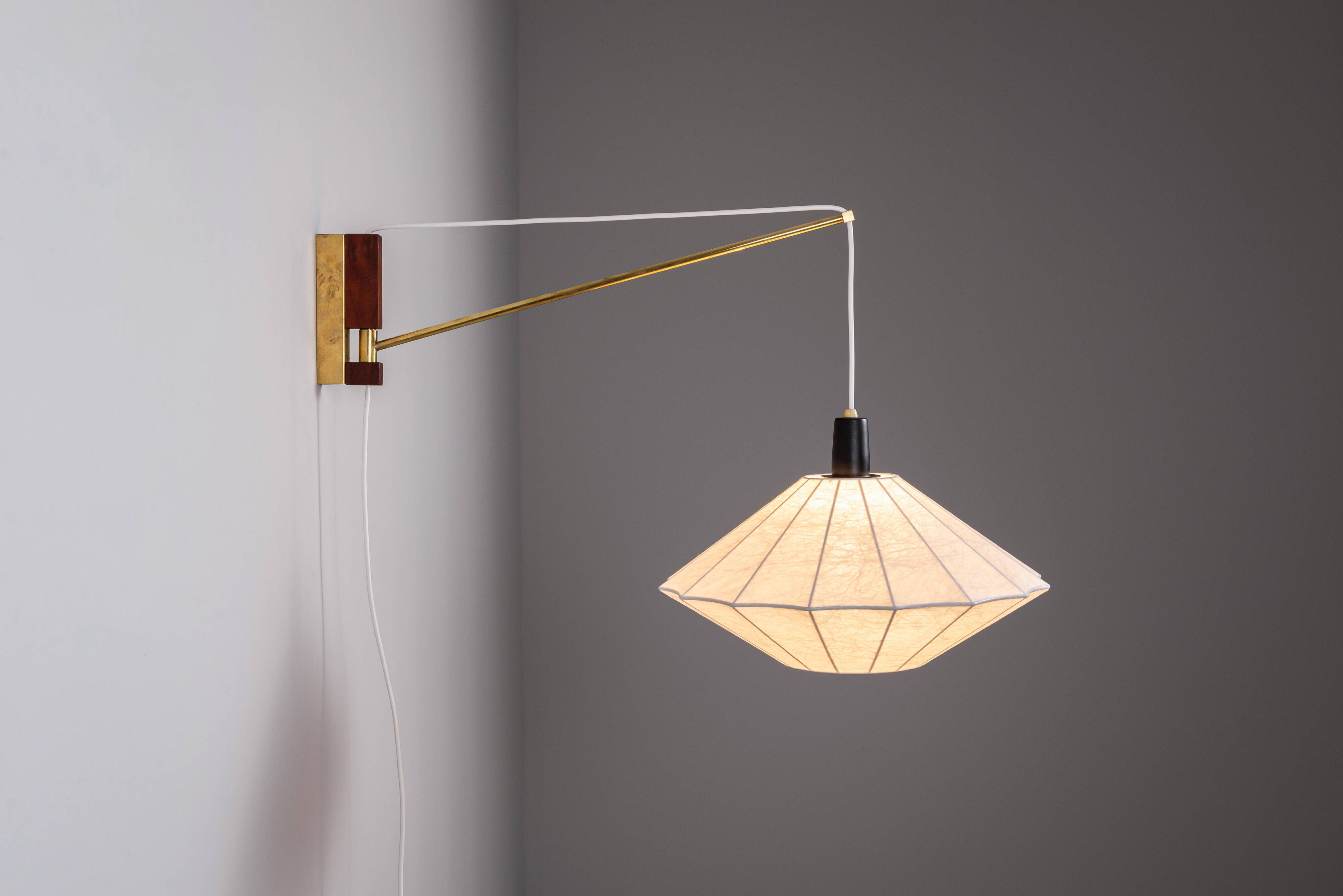 Suspendable wall lamp with brass and wood details