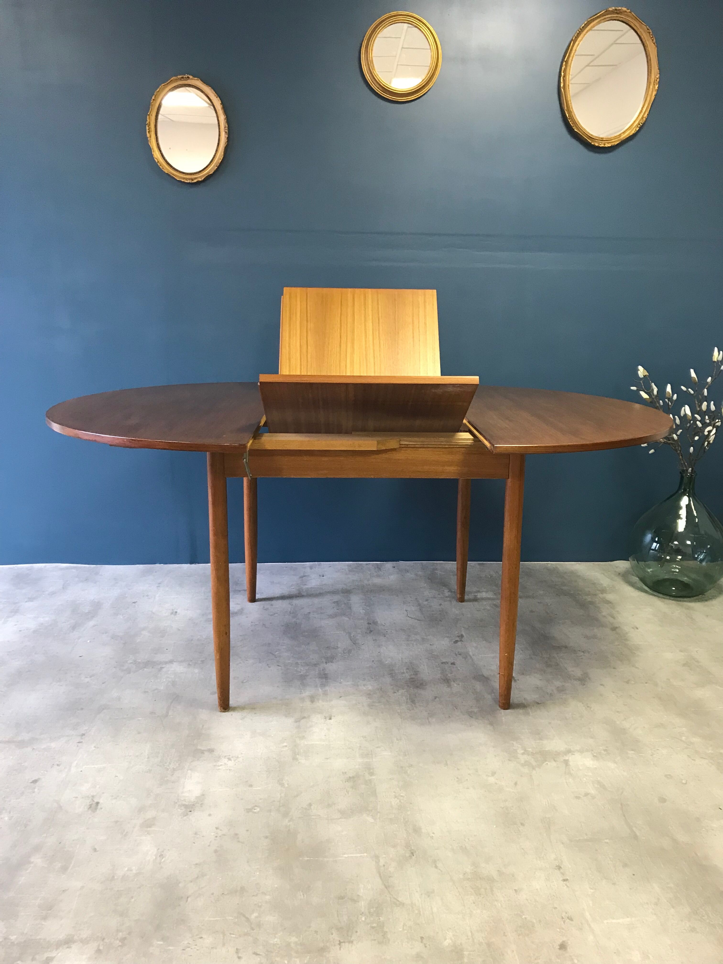 Vintage expandable round table