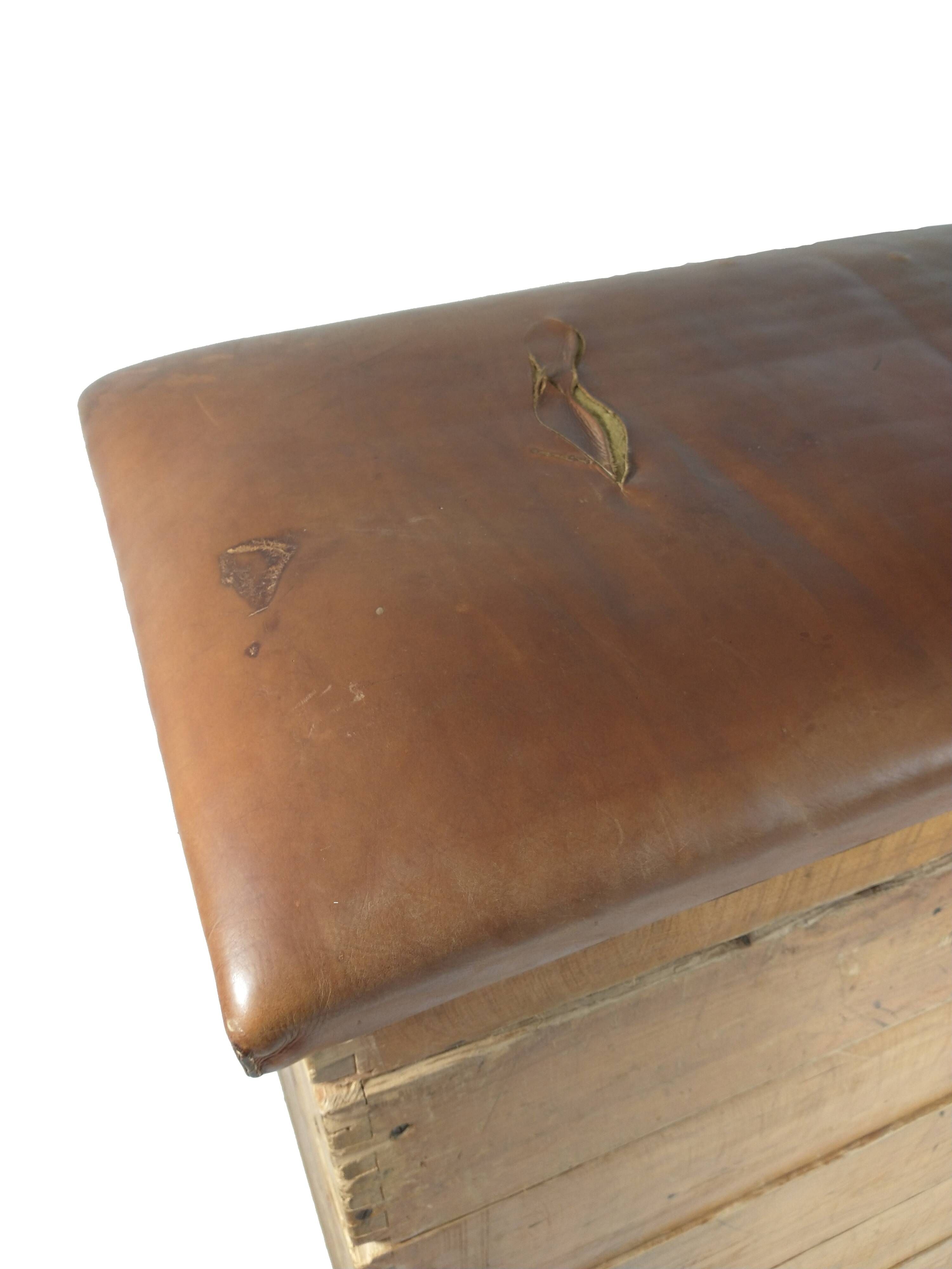 Antique wooden and leather gymnastic box with a jumping hill, 1930er
