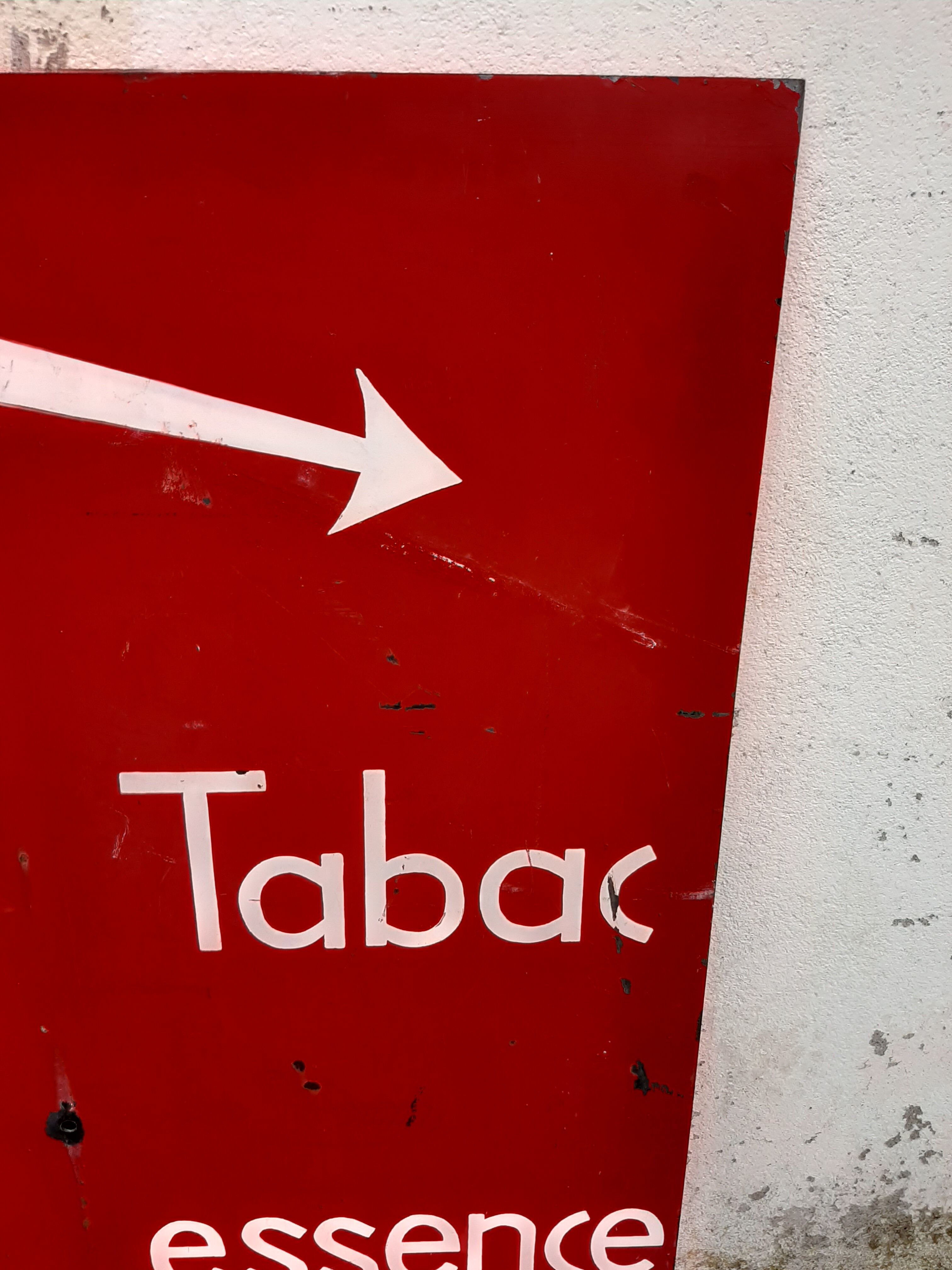 Tole sign painted "bar tobacco essence hairstyle"