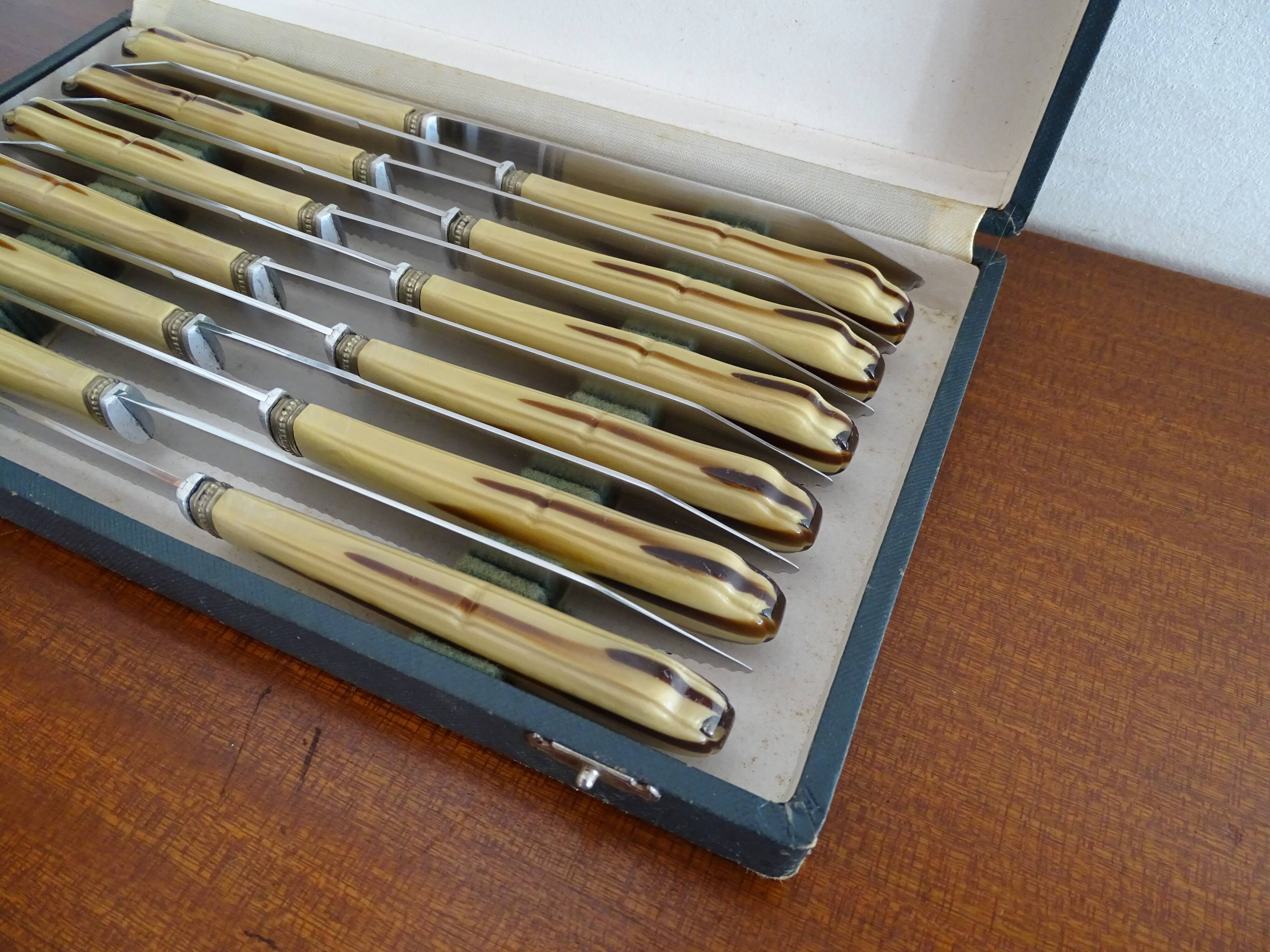 12 Art Deco knives stainless steel and bone 1930 in case