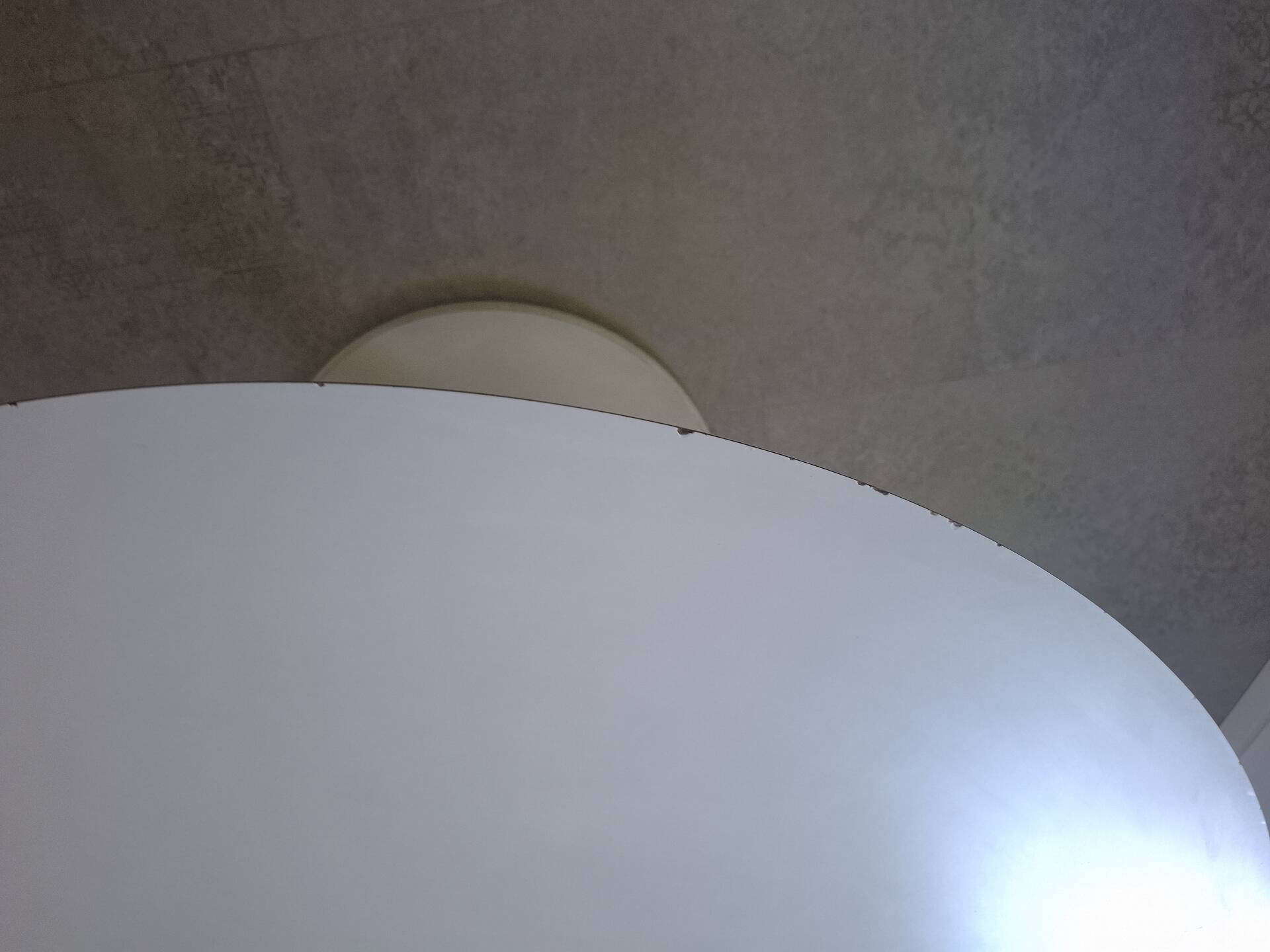Tulip leg round table