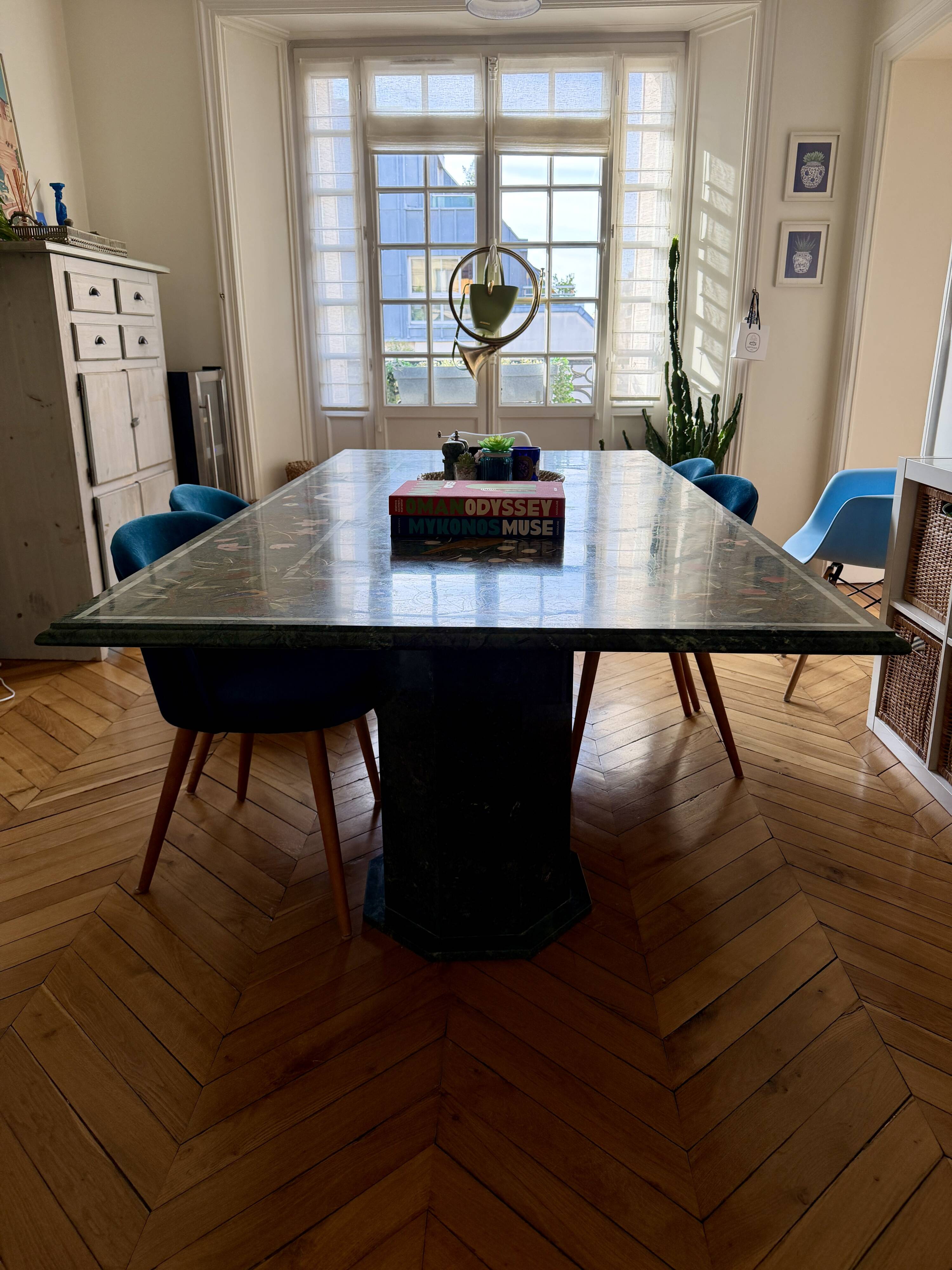 Table d’exception en marbre vert incrusté de pierres – Pietra Dura d’Agra