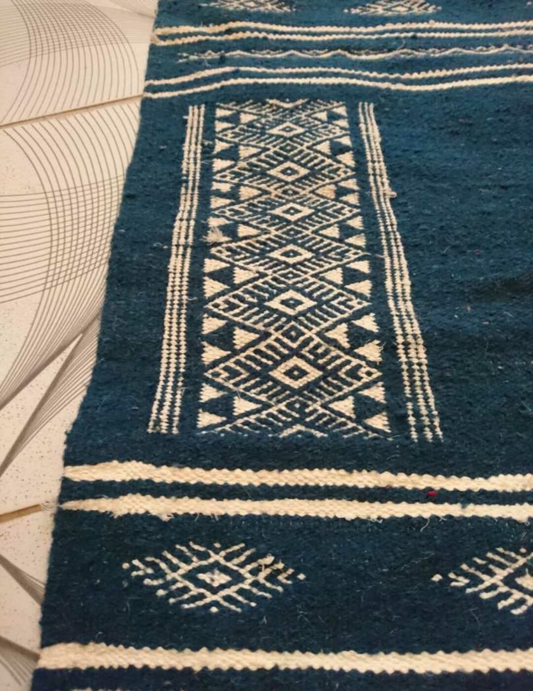 Tapis berbère kilim bleu et blanc 104 x 58 cm