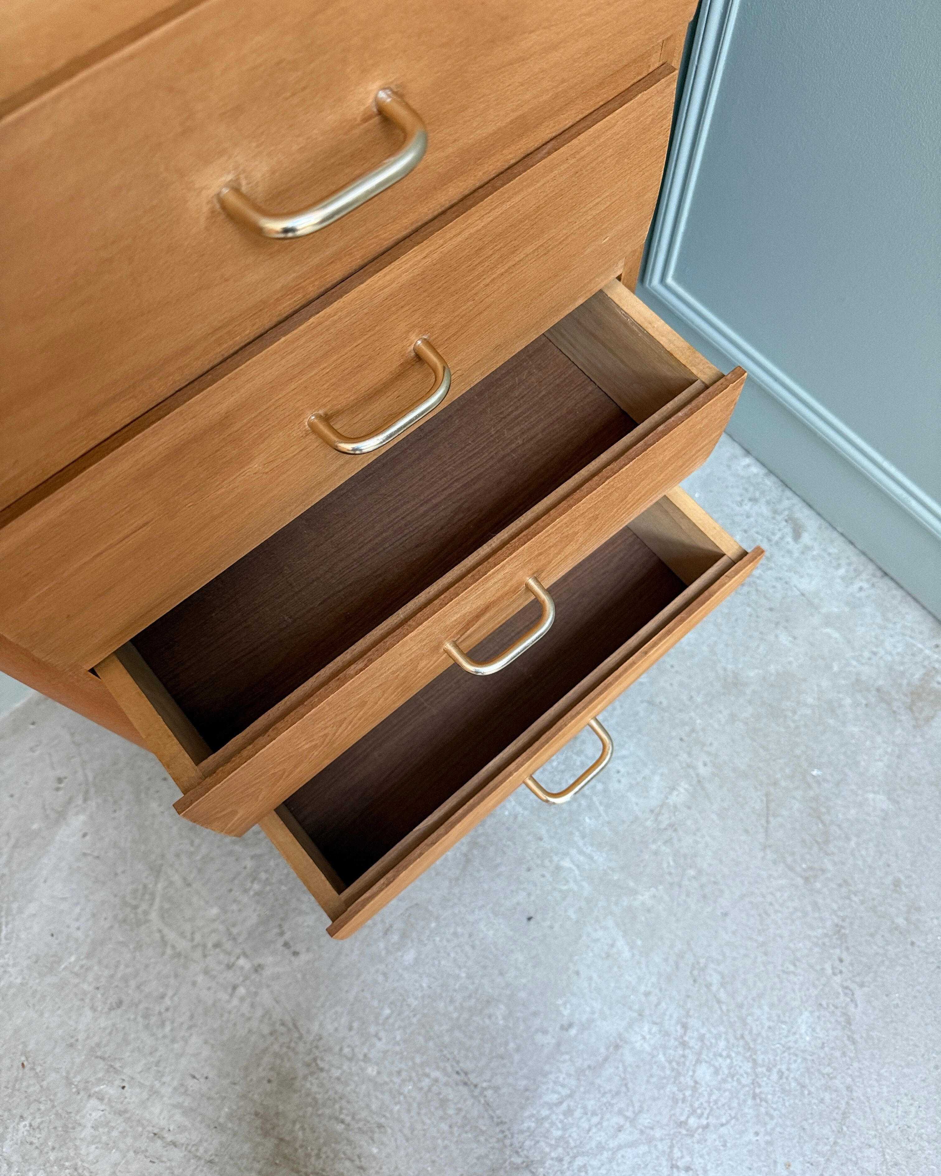 Commode vintage à 5 tiroirs (rénovée)