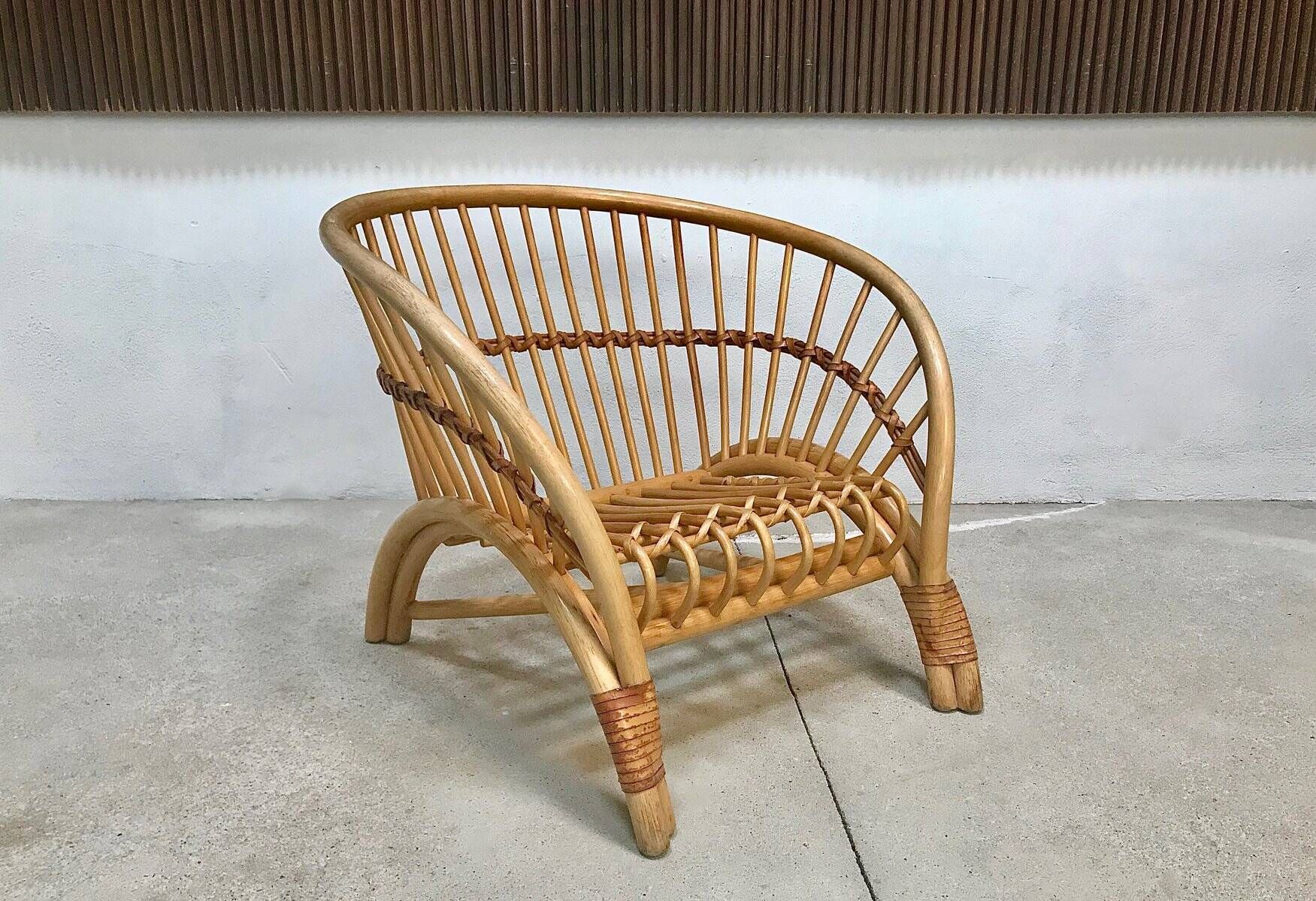 Handcrafted Bamboo lounge chair with leather lacings, Italy 1970s