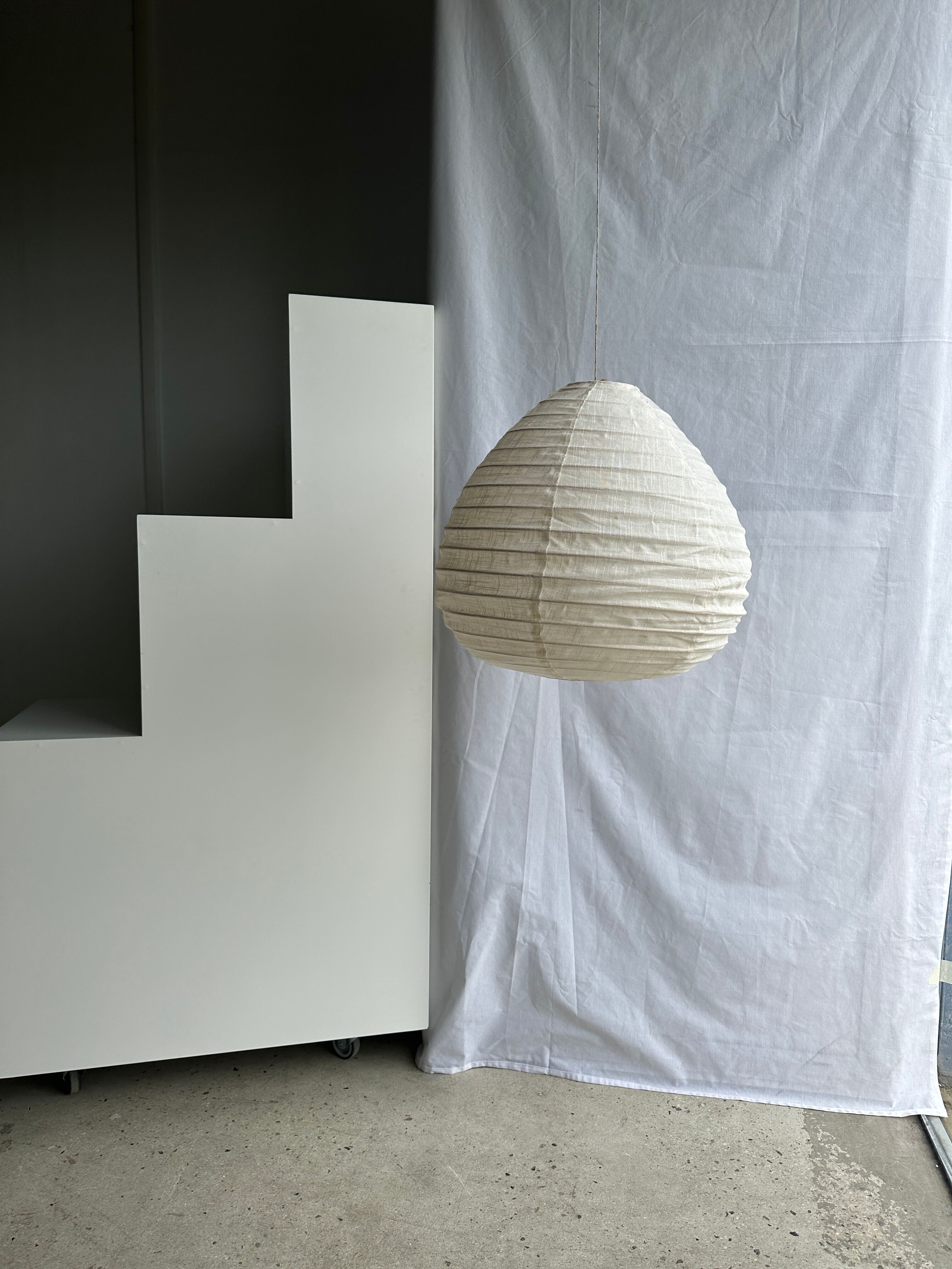 Suspension in rattan and natural japanese linen in the shape of a drop