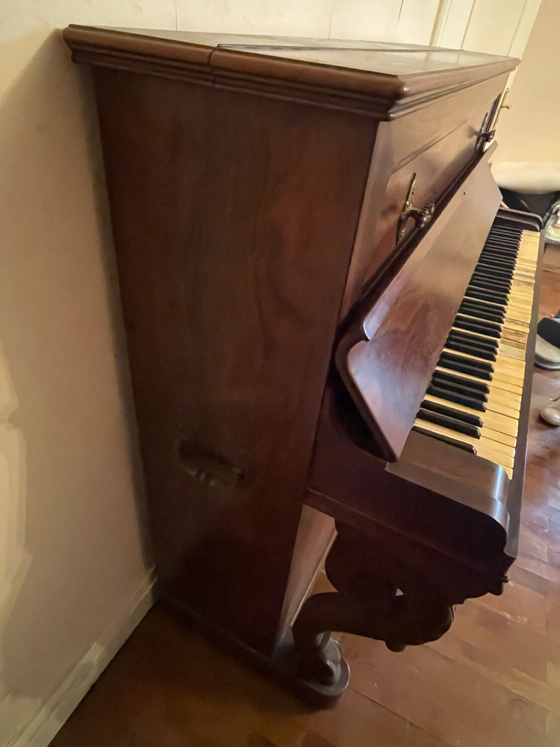 Upright piano