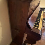 Upright piano