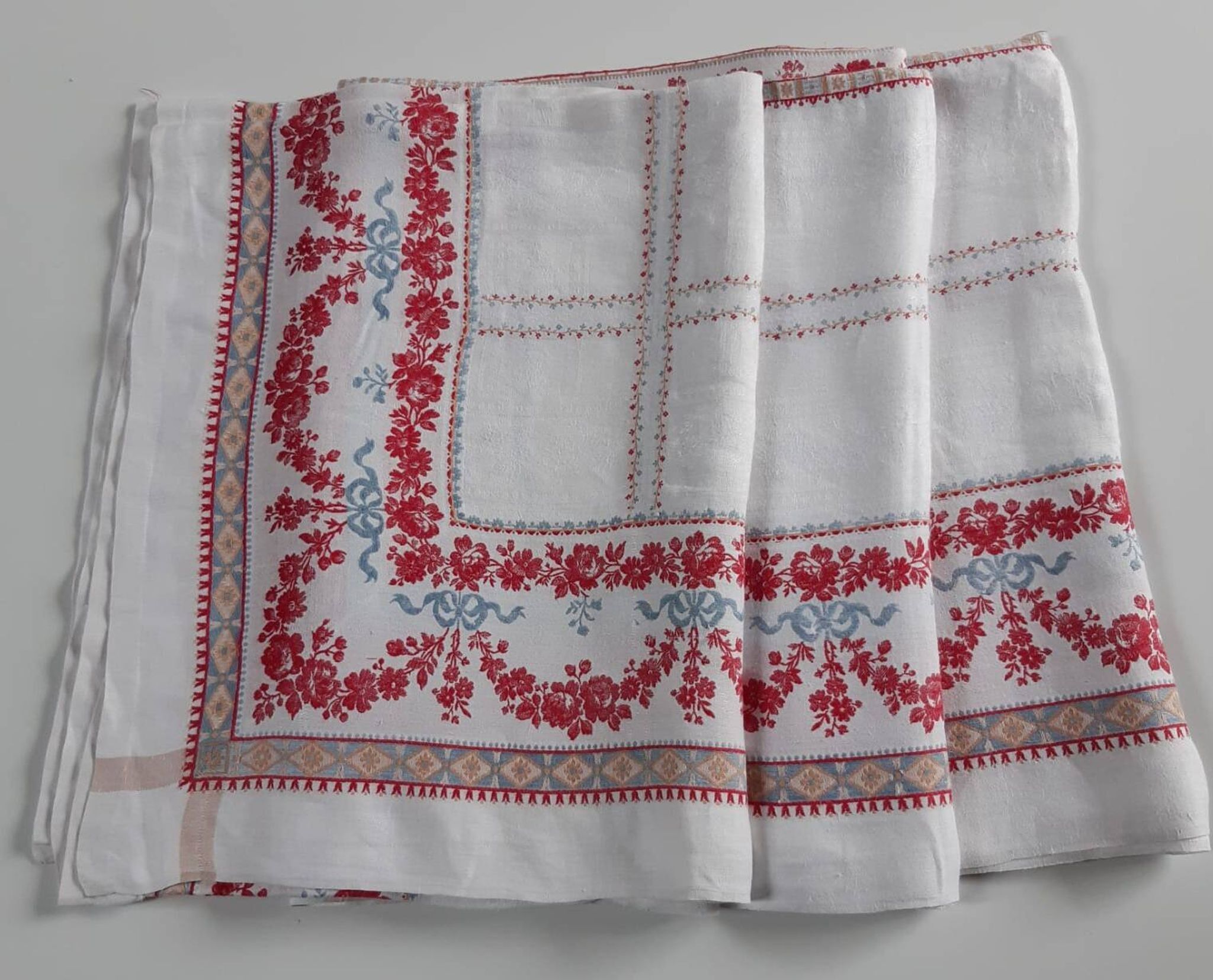 Grande nappe rouge et blanc 1m95x2m85 et ses 12 serviettes monogrammées "gf"