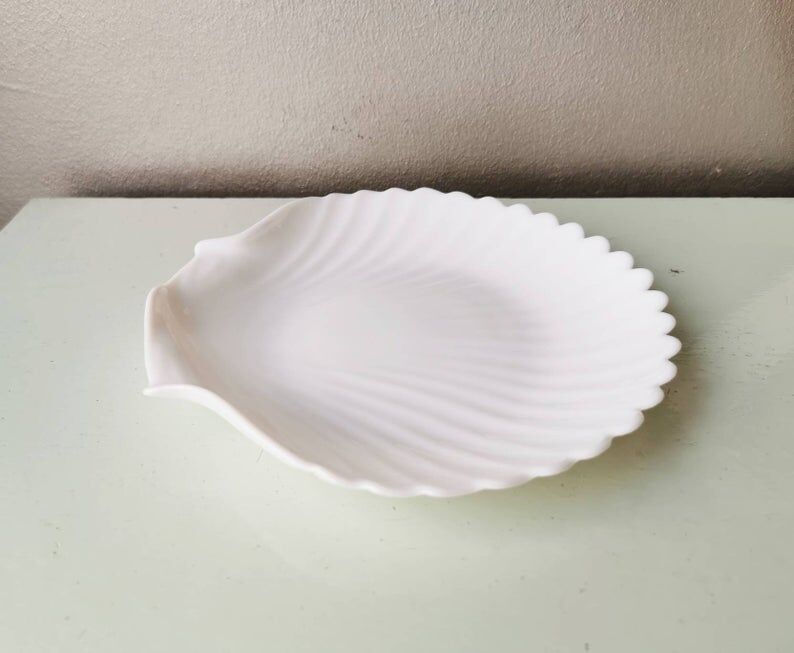 White ceramic dish shaped like 80s shells