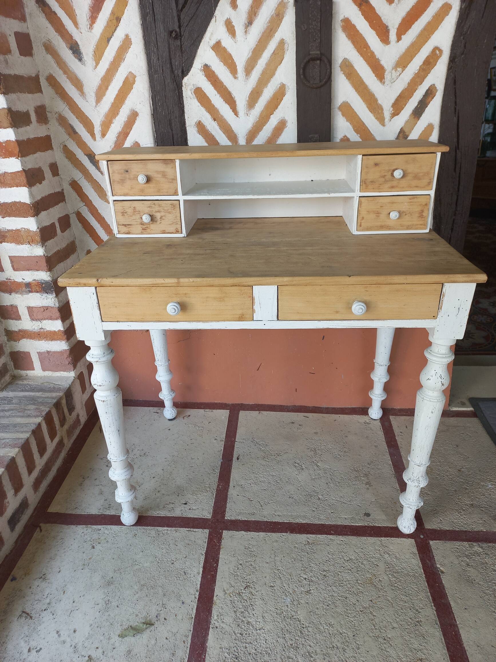 Bureau à tiroirs patiné blanc