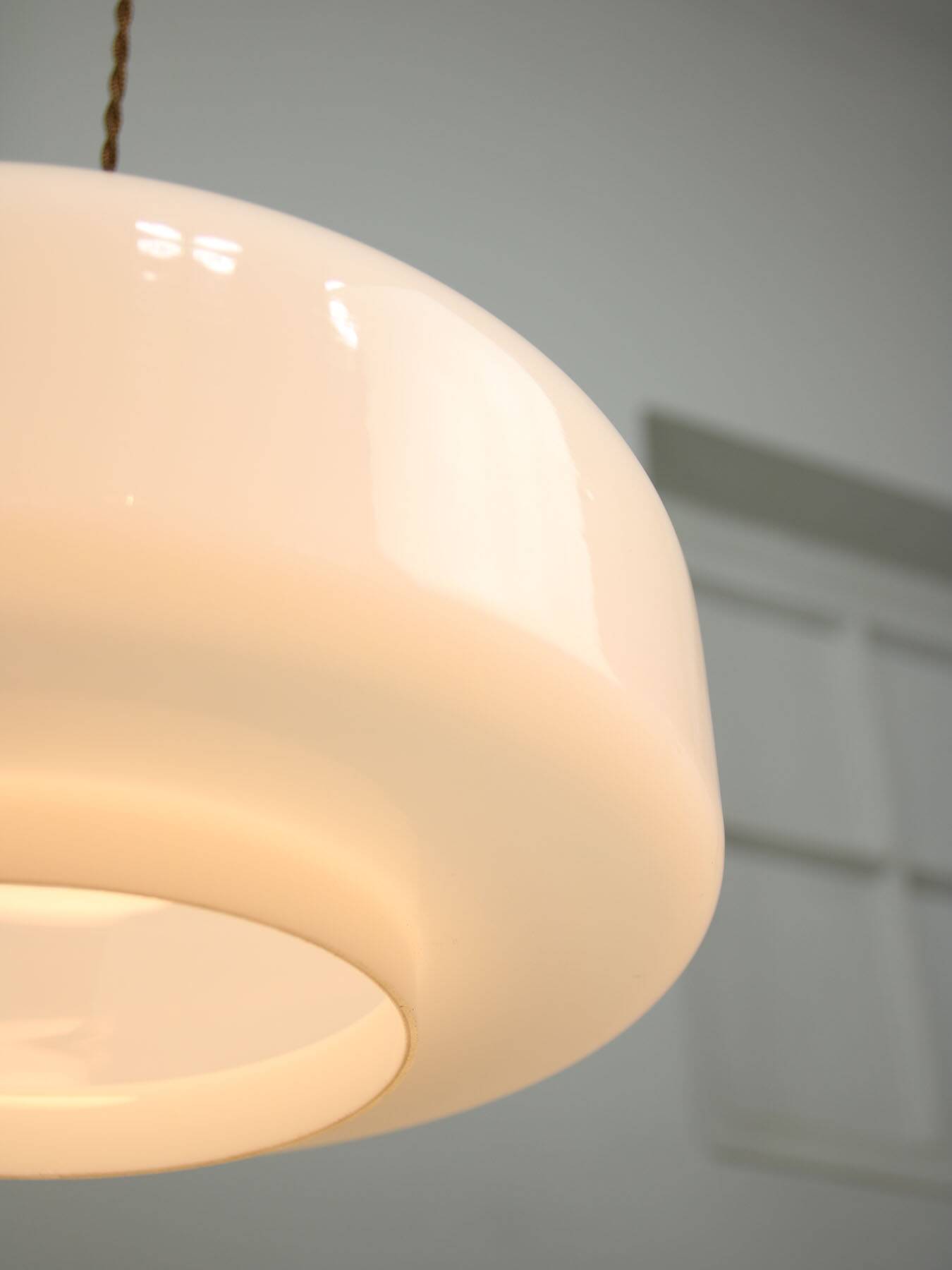 Lampe à Suspension Mid-Century en Laiton et Opaline, Italie, 1950s