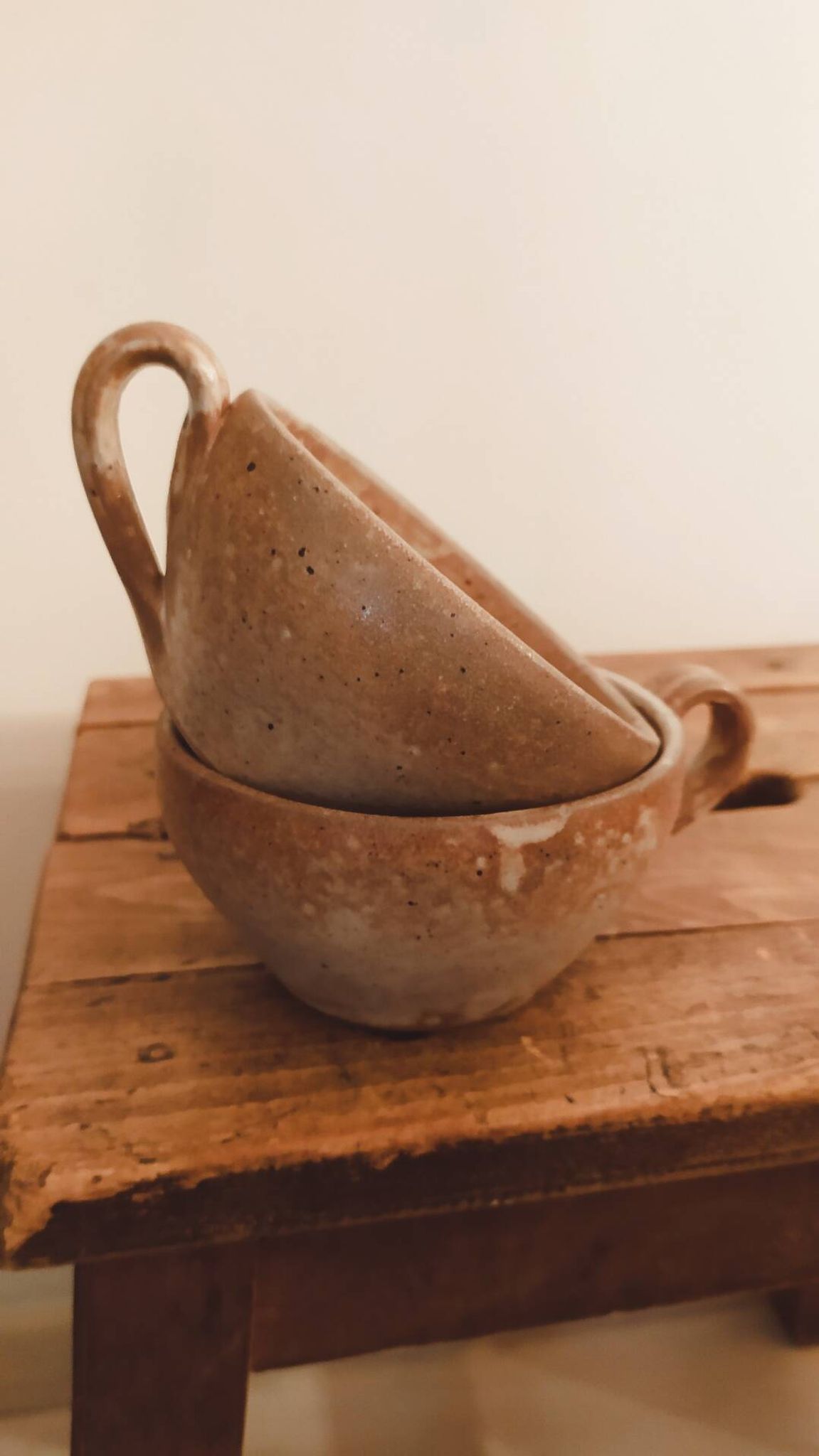 Duo de tasses anciennes en grès