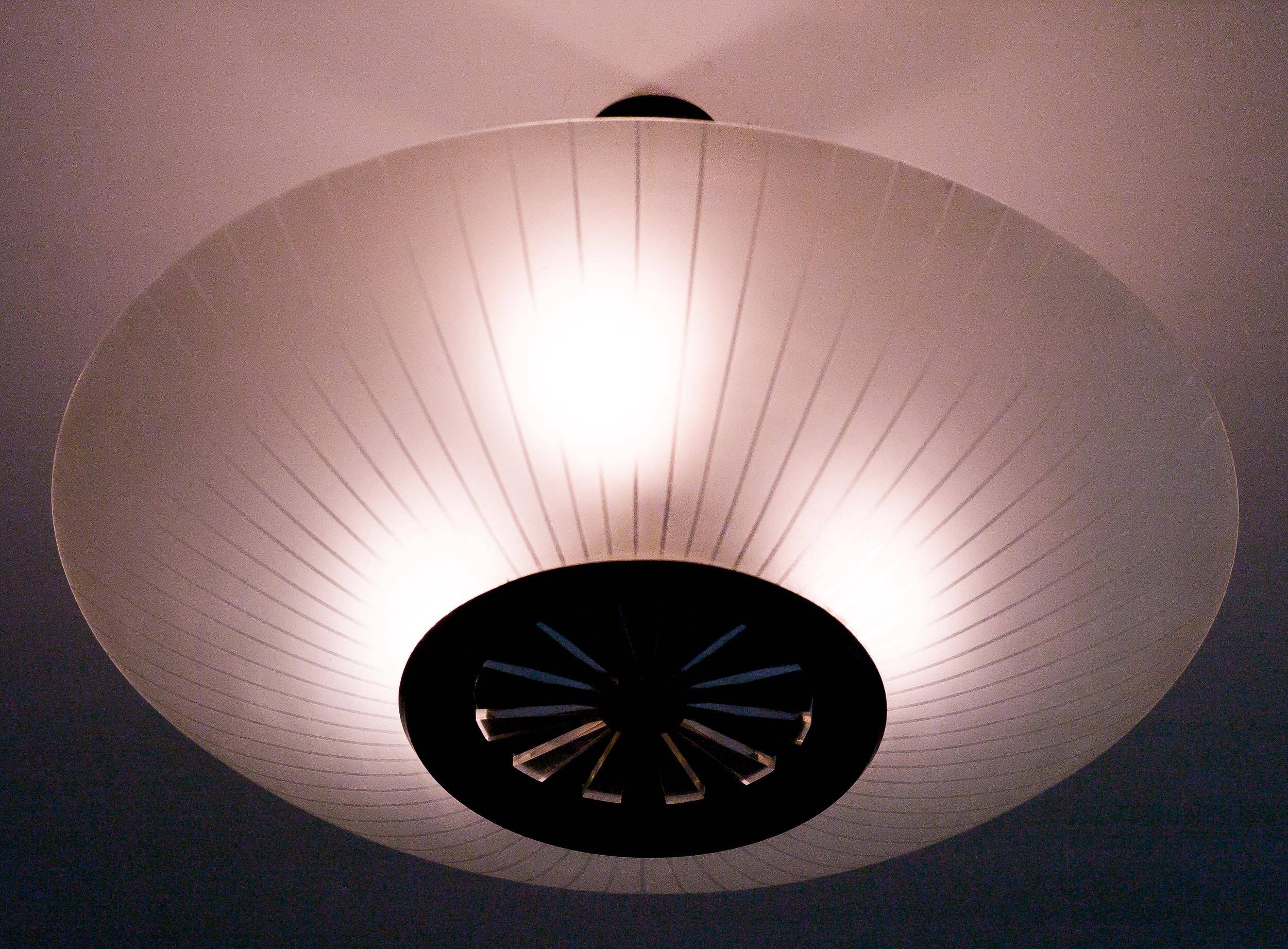 Suspension en verre de Louis Kalff pour Philips, icône de la modernité du milieu du siècle dernier