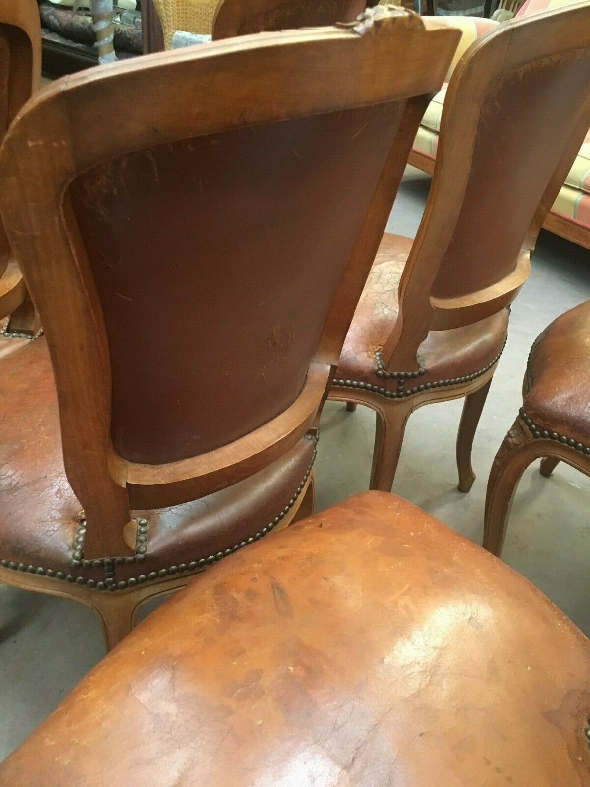 Suite de six chaises en noyer avec assises cuir, style Louis XV