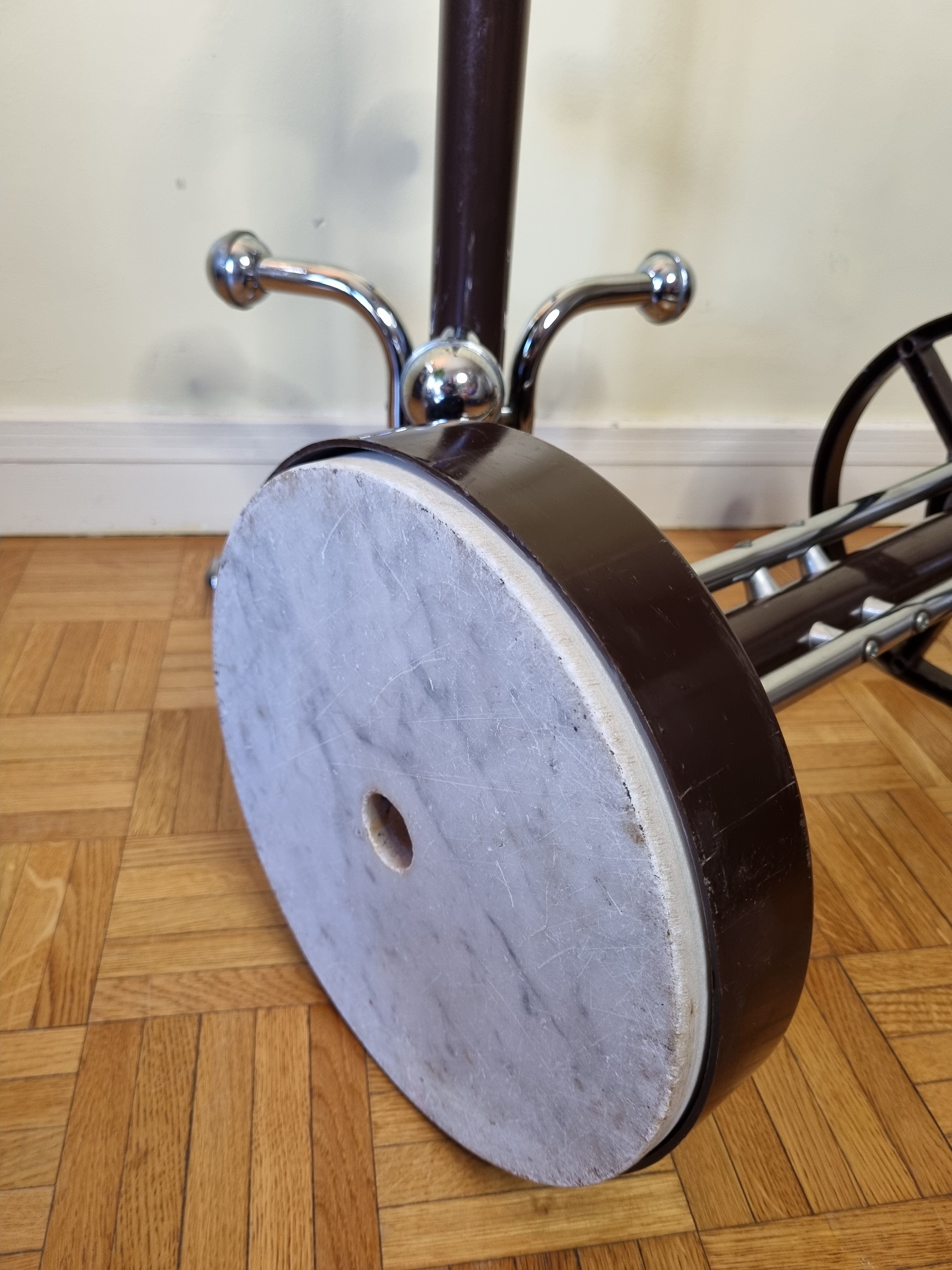 Portemanteau sur pied vintage en métal laqué, années 70