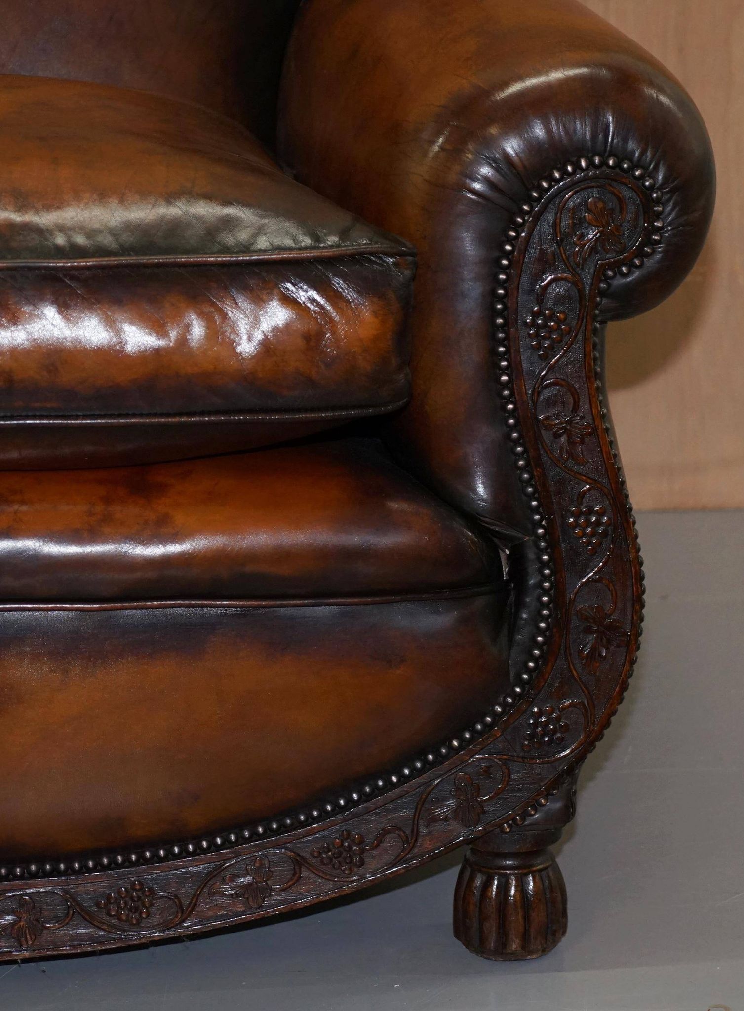Two-seater canapé in aged leather, Victorian style.
