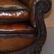 Two-seater canapé in aged leather, Victorian style.
