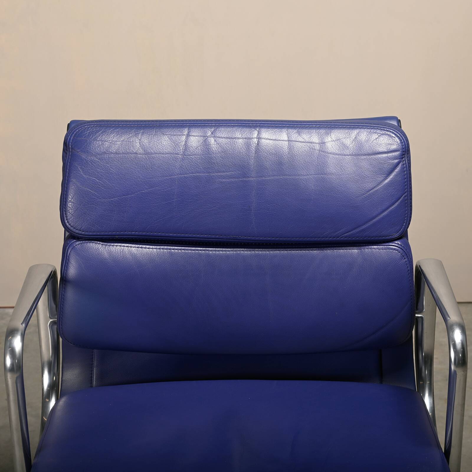 Charles & Ray Eames EA208 Chair in polished aluminum and Indigo blue leather