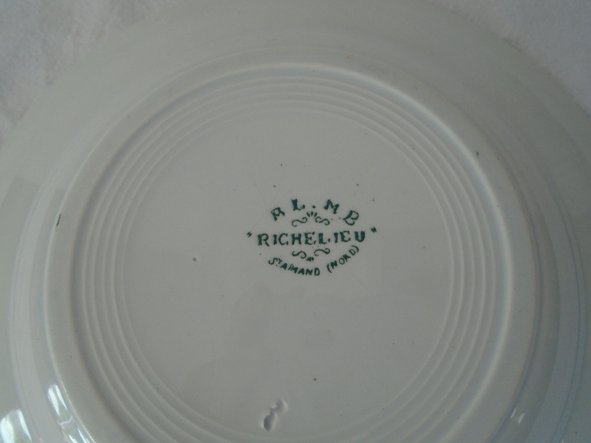 Plate saint amand green décor richelieu flower al . mb faience france