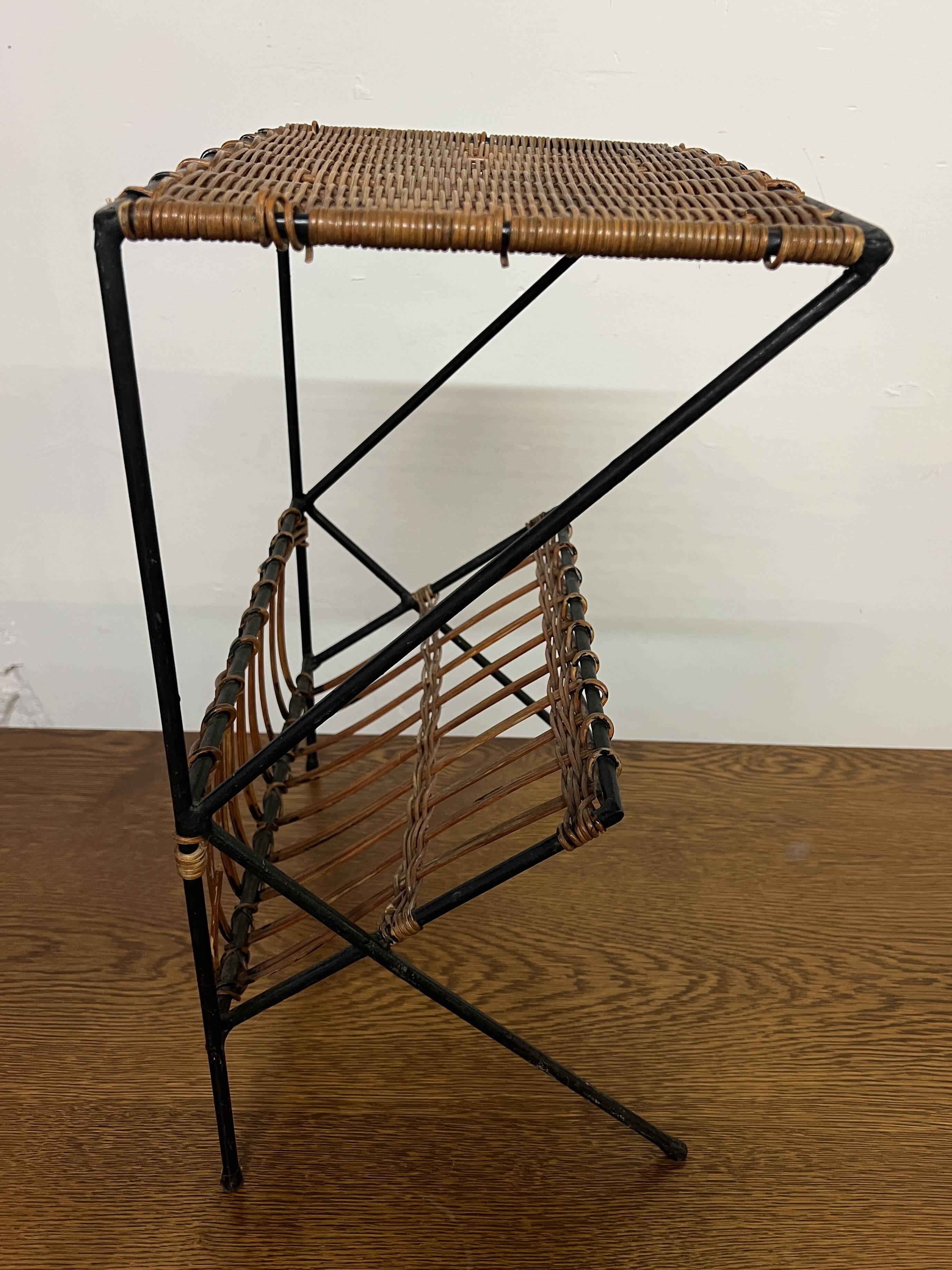 End table/ Magazine rack side table in wicker and iron, 1950s