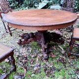 table de chasse ovale  1850  avec pieds central avec animaux scluptés